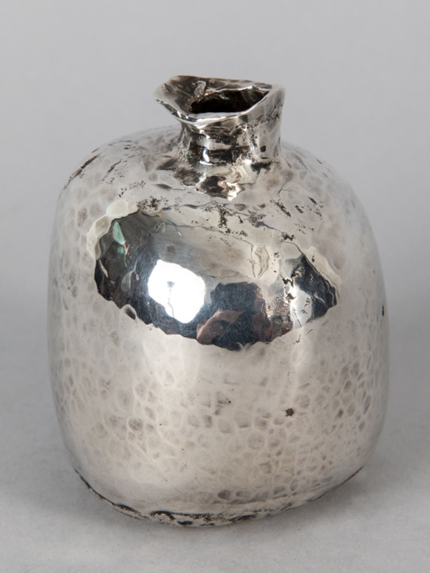 Gebauchte Enghalsvase; Entwurf: Burkhard Oly (Bad Orb 1938 - 2008 Hanau); 1979.925/-Silber; ca. - Image 4 of 6