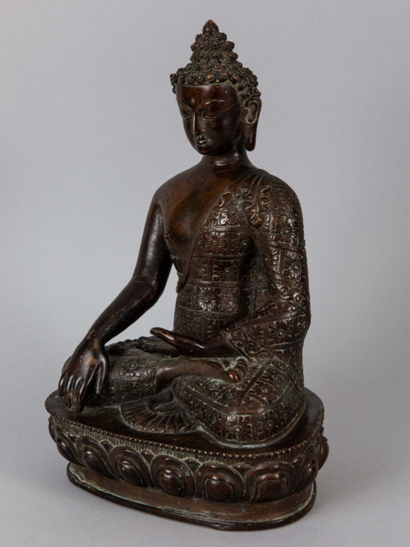 Buddha Shakyamuni; wohl Nepal; 19. Jh.Bronze; braungoldfarbig patiniert; mit verschlossener - Image 5 of 8