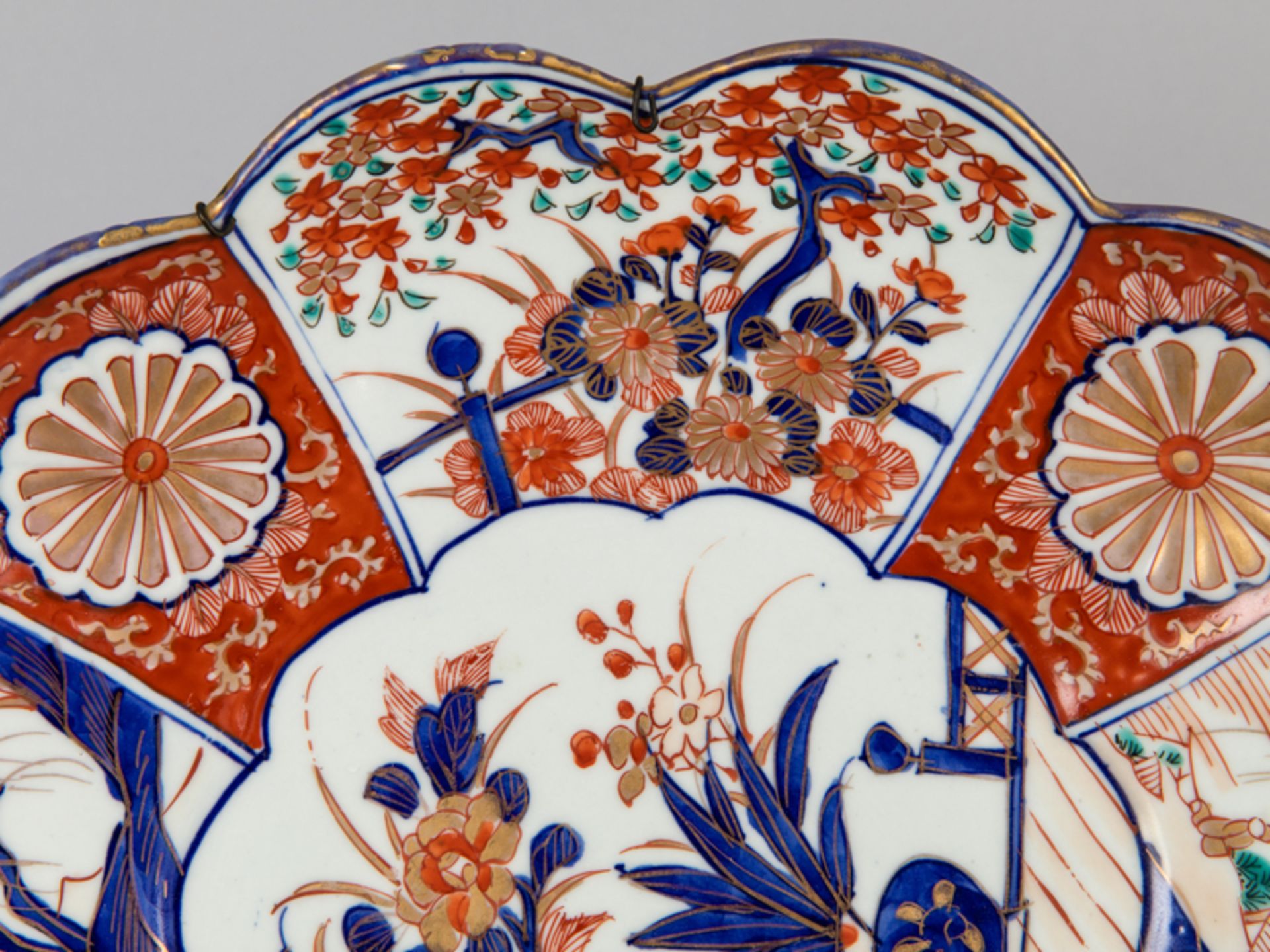 Größere Schale mit Imari-Dekor (Vasenmotiv); Japan/China; um 1900.Porzellan mit unter Glasur - Image 3 of 5