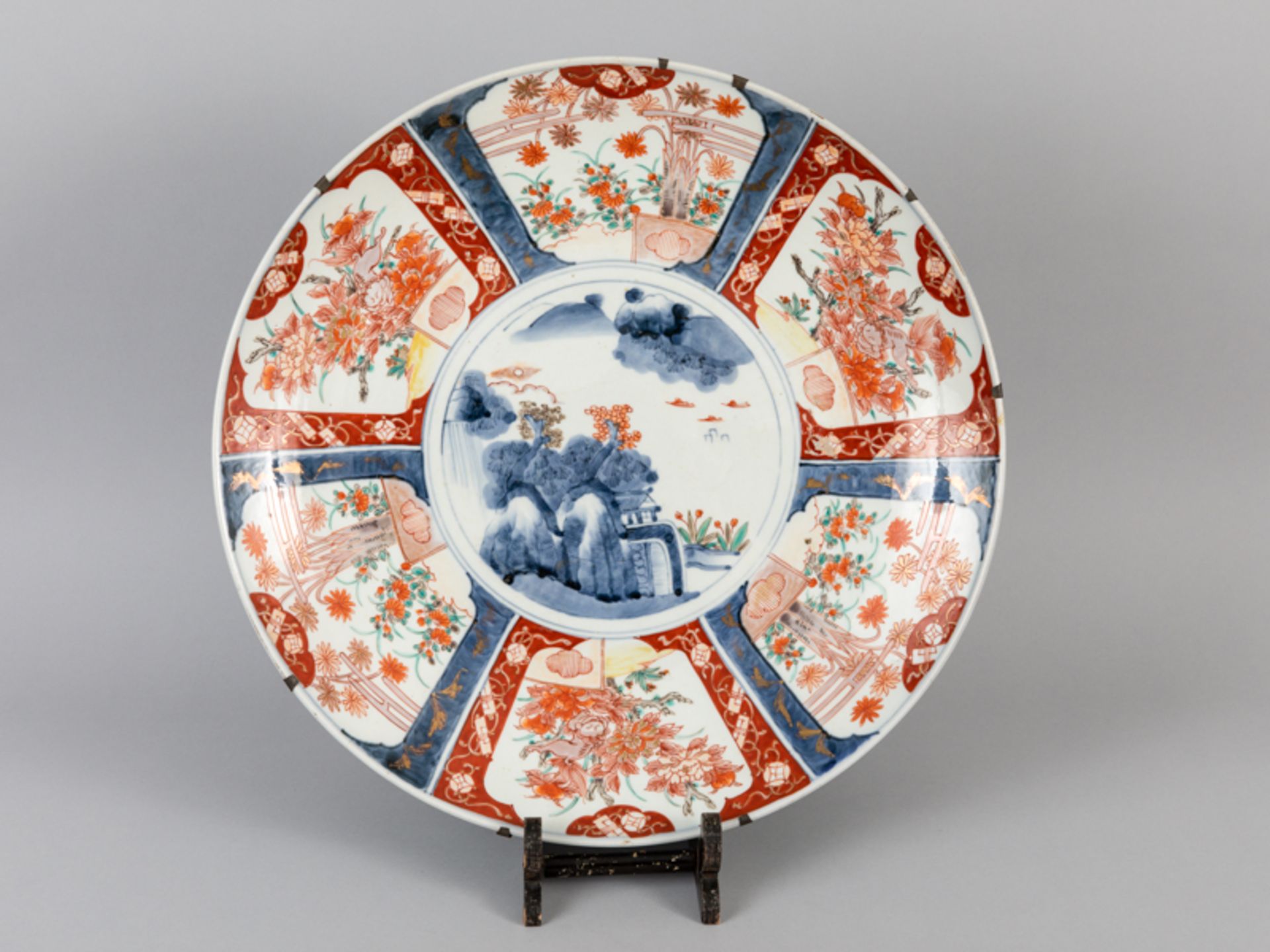 Großer Teller mit Imari-Dekor; wohl China; um 1900.Porzellan mit unter Glasur kobaltblauer