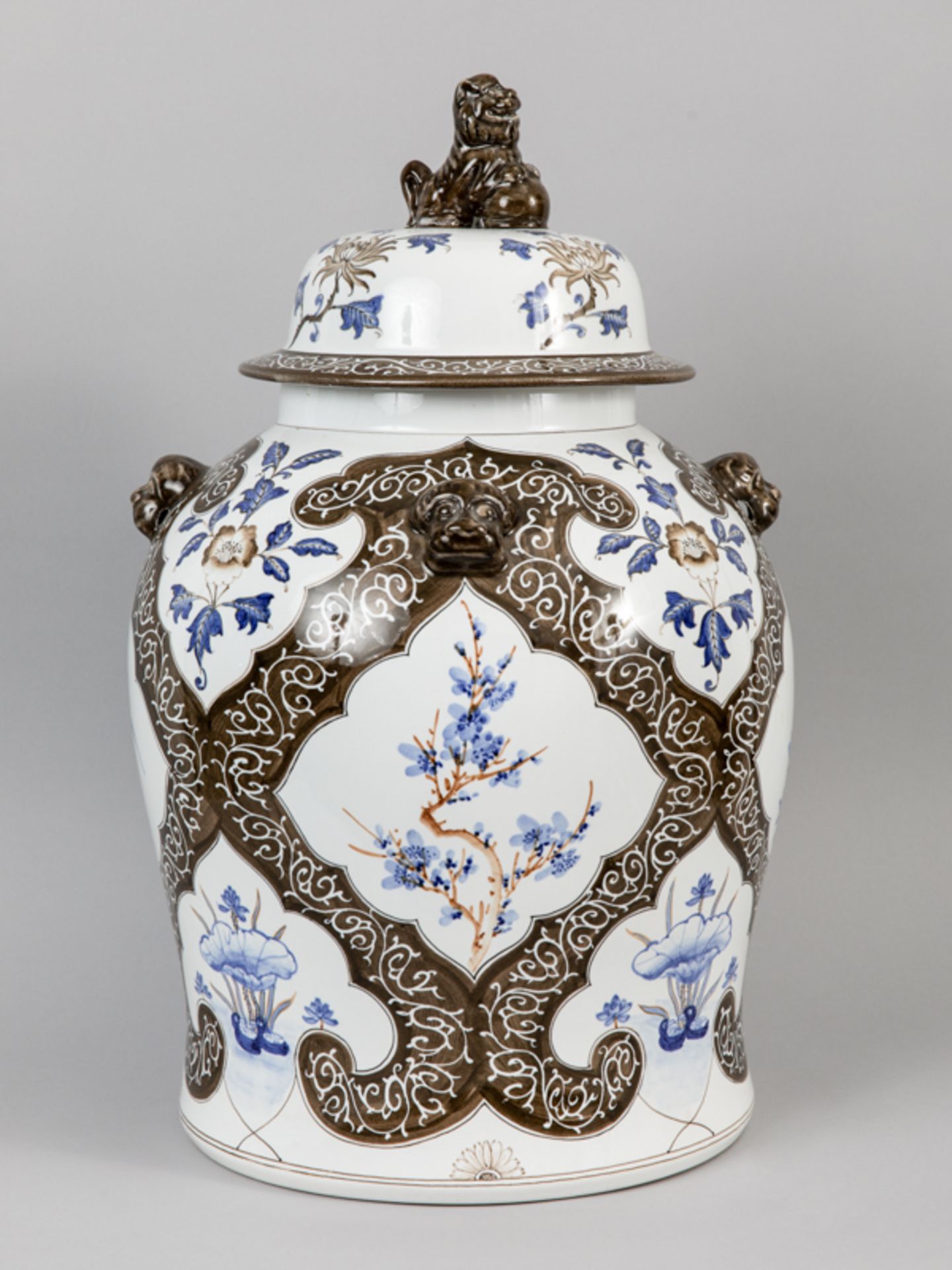 Große Deckelvase mit chinoisem Dekor; 2. Hälfte 20. Jh.Steingut mit unter Glasur braunem und