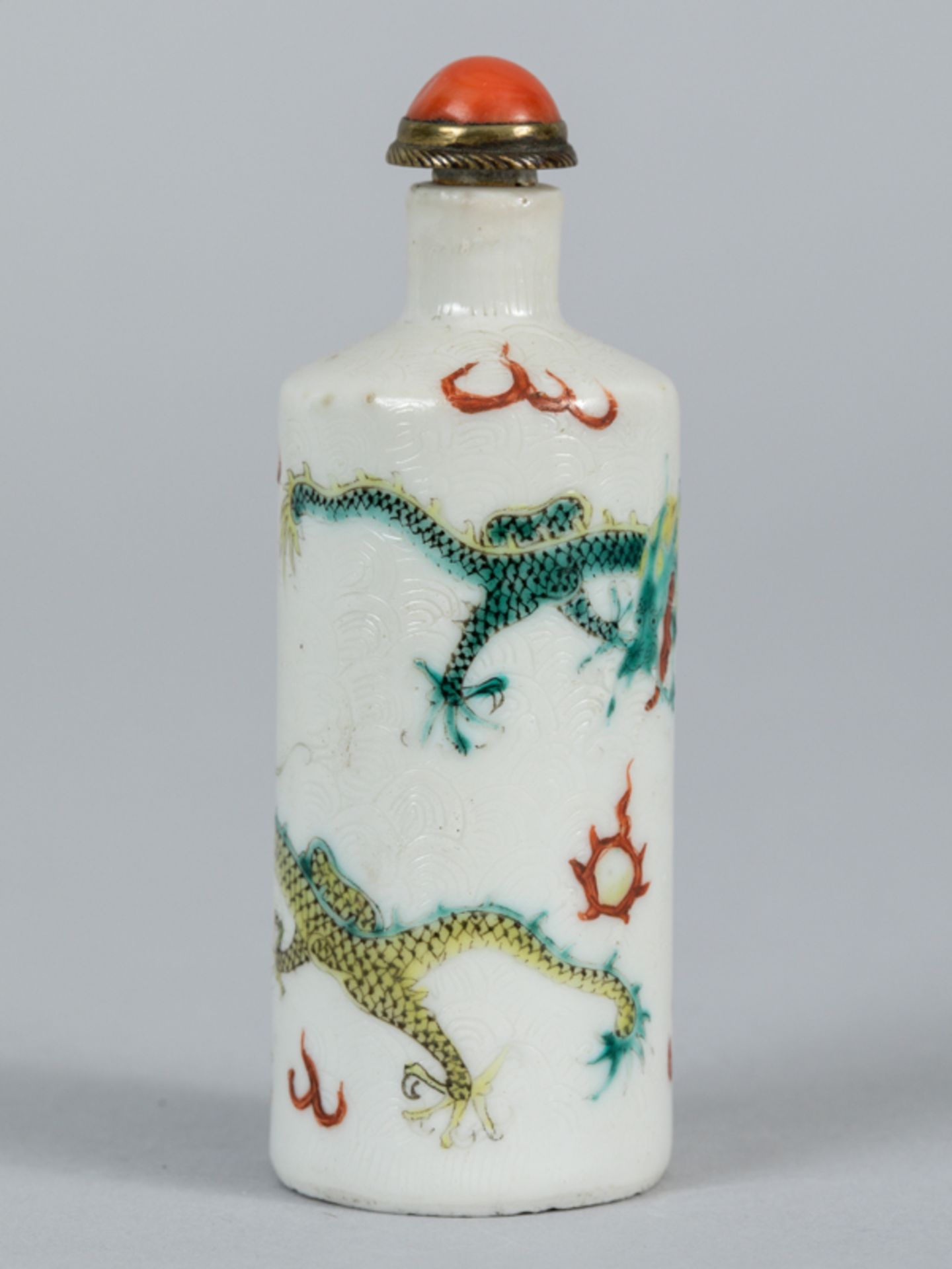 Snuffbottle mit "famille verte"-Drachen-Dekor; Chien Lung-Marke; China 19./20. Jh.Porzellan mit - Image 6 of 9