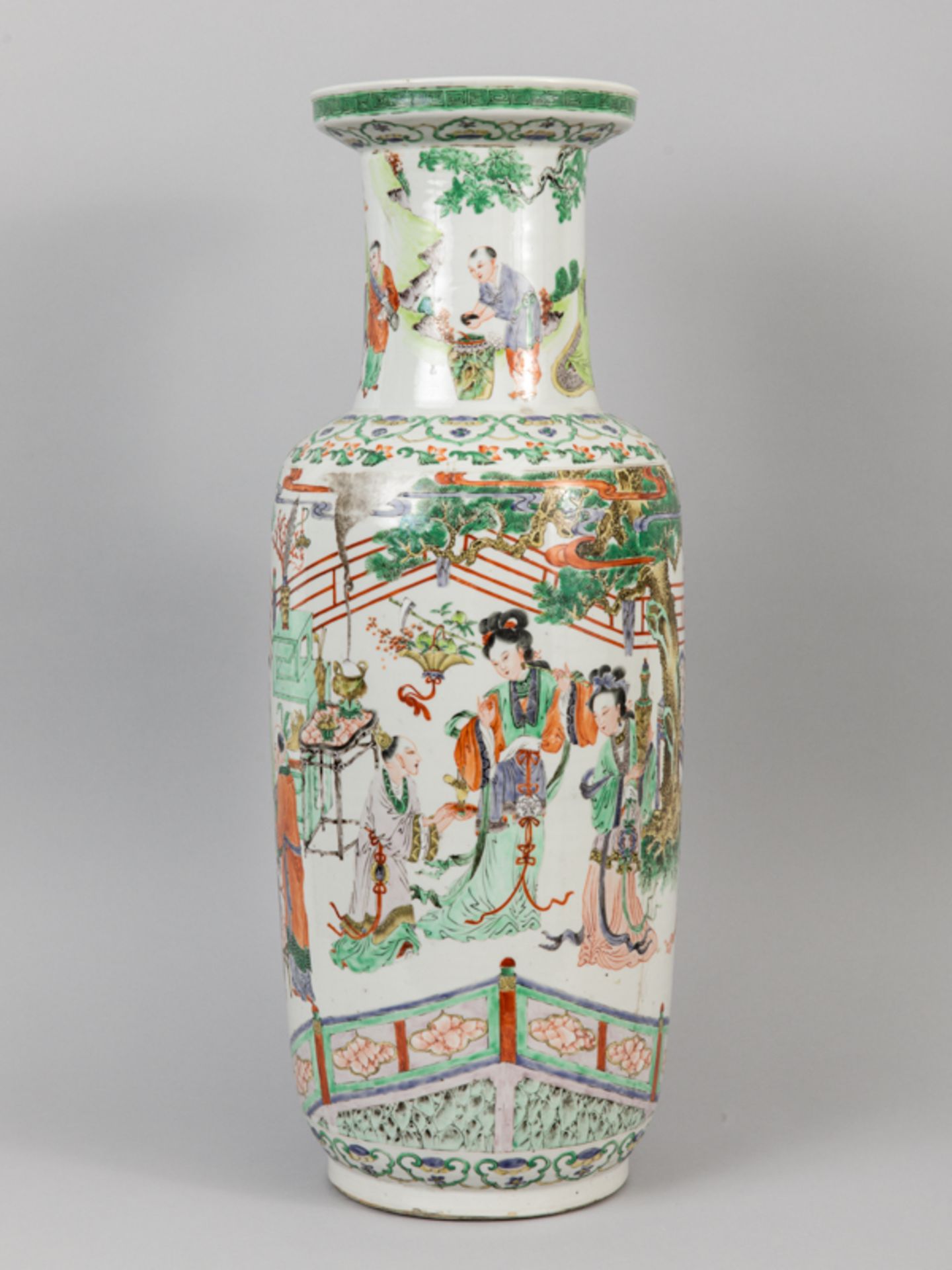 Große Rouleau Vase "famille verte"; China; 19. Jh.Porzellan mit reicher polychromer "famille- - Image 9 of 9