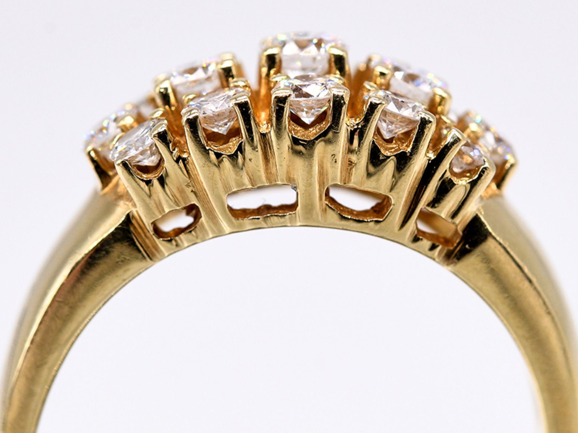 Ring mit 15 Brillanten; zus. ca. 0;9 ct; 80- er Jahre.585/- Gelbgold. Gesamtgewicht ca. 5;5 g. - Image 3 of 5