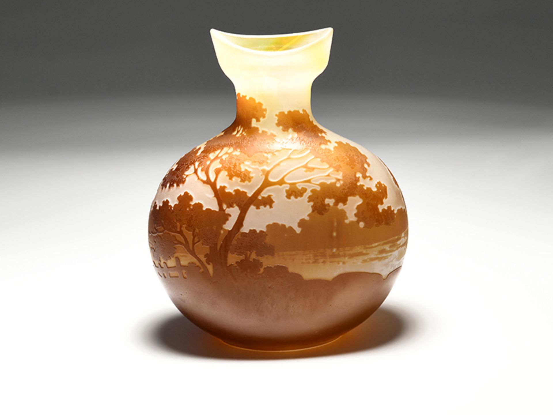 Kleine Vase mit Landschaftsdekor; 2. Hälfte 20. Jh.Farbloses Glas; hellbraunfarbig überfangen und