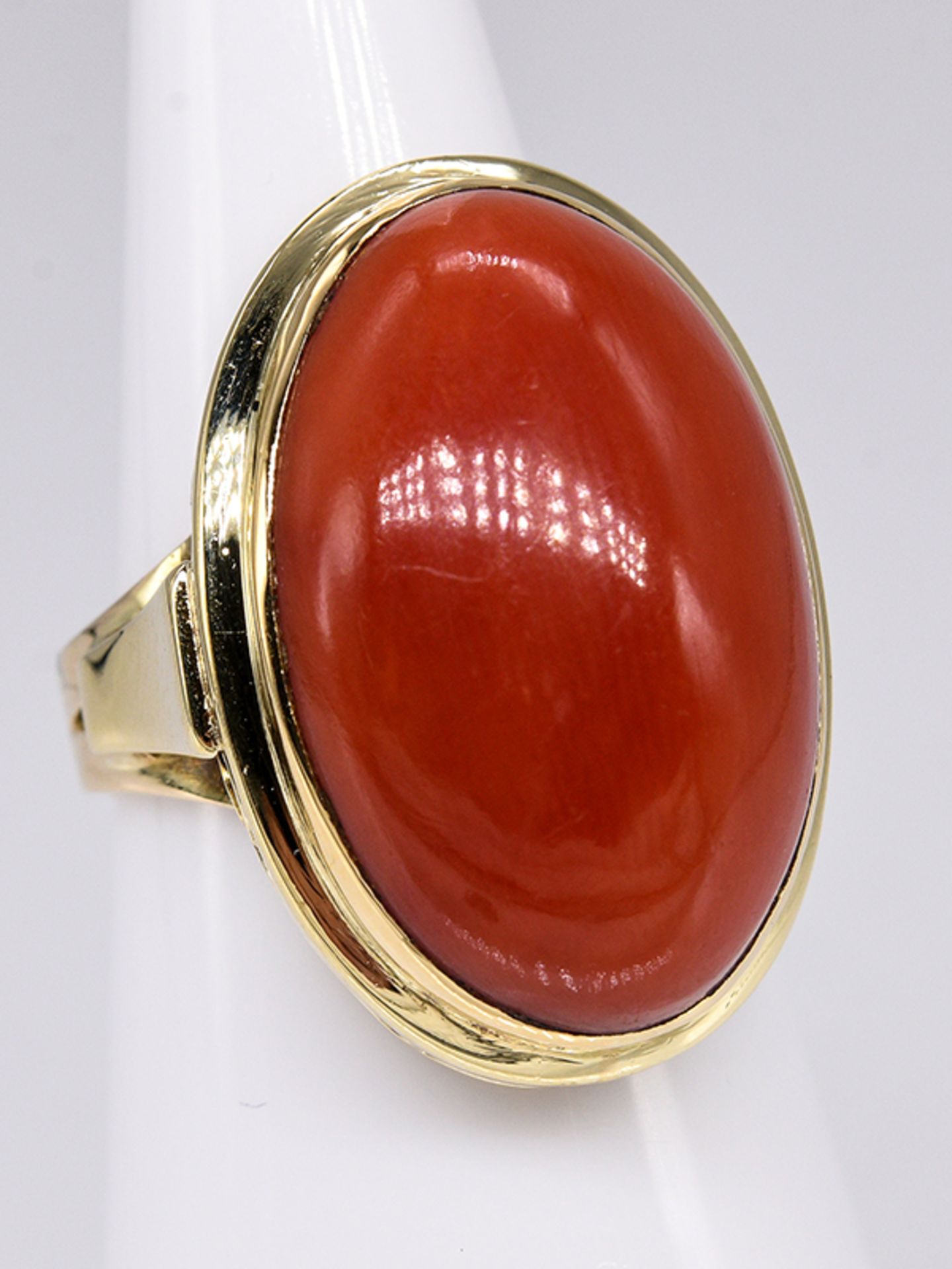 Ring mit Korallen-Cabochon; Goldschmiedearbeit; 70- er Jahre.585/- Gelbgold. Gesamtgewicht ca. 9;