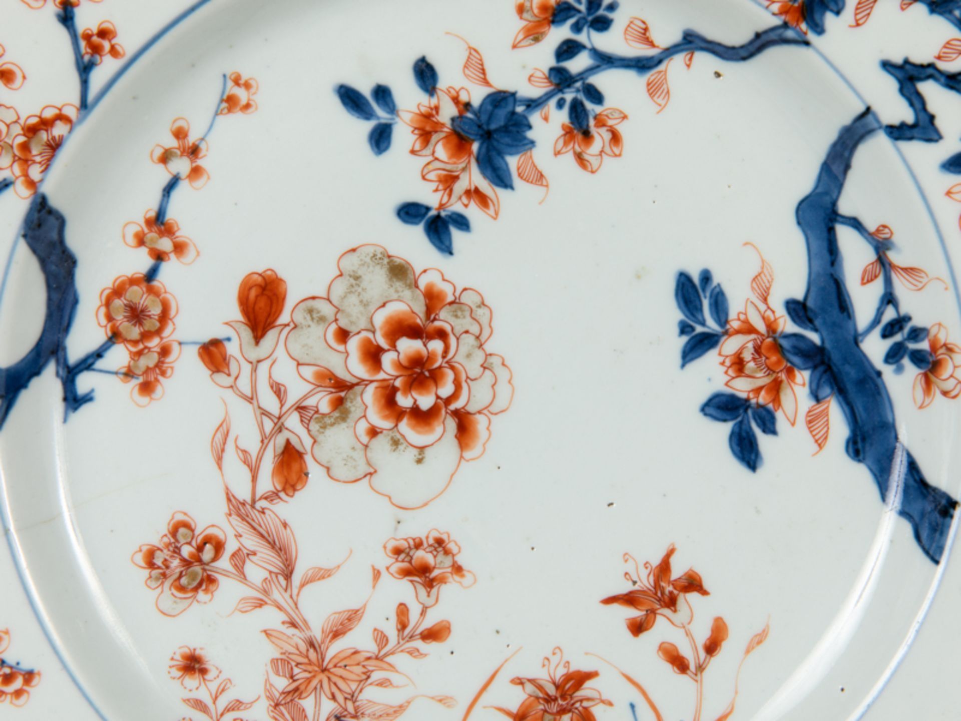 Imari-Teller; wohl China; 18. Jh.Porzellan mit unter Glasur blauer sowie goldstaffierter - Image 2 of 4