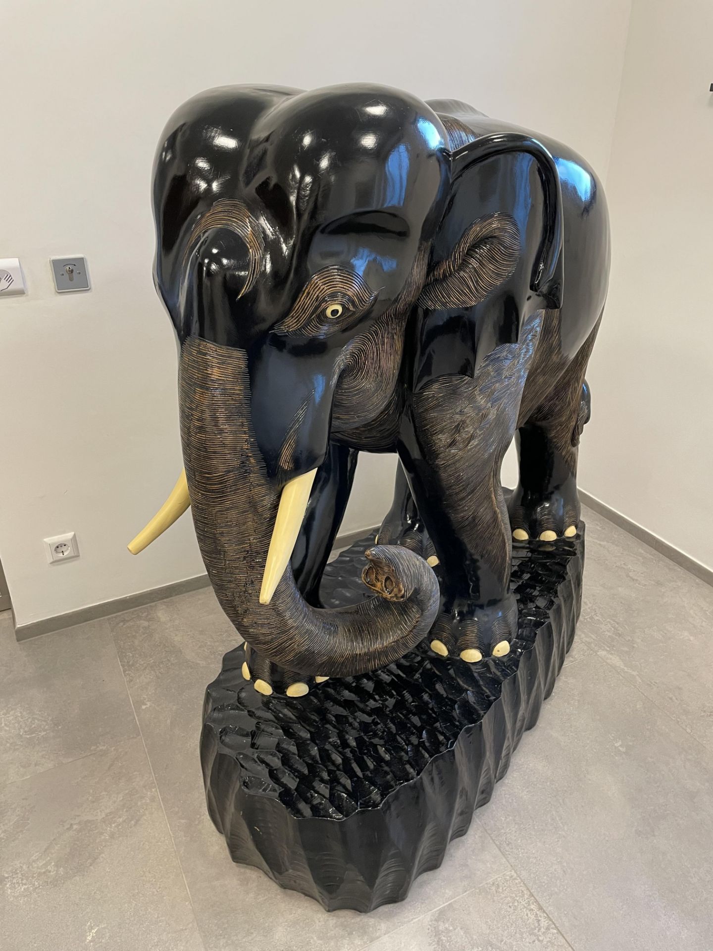 Großplastik "Elefant"; Südostasien; 20. Jh.Massivholz; geschnitzt und mit schwarzer - Image 2 of 8