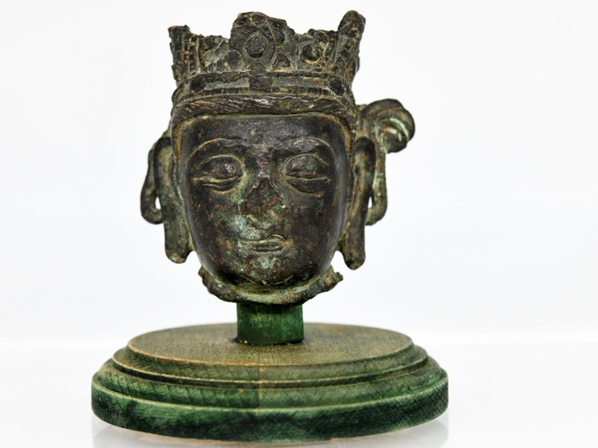Kopf eines Bodhisattva; wohl Nepal oder Tibet; 17. oder 18. Jahrhundert.Bronze mit grüner Patina auf - Image 2 of 6
