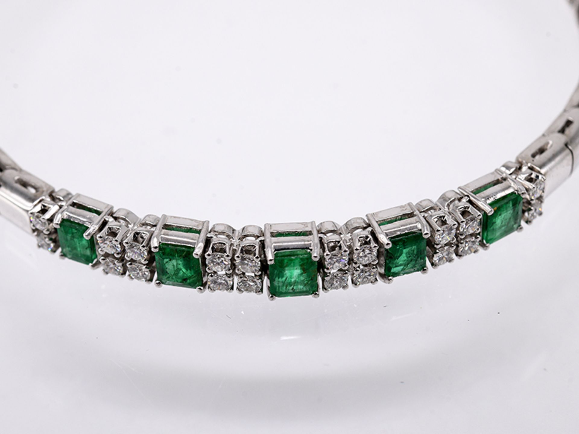 Armband mit 5 Smaragden; zus. ca. 1;96 ct und 20 Brillanten; zus. ca. 0;73 ct; Juwelier Rüschenbeck; - Image 3 of 4