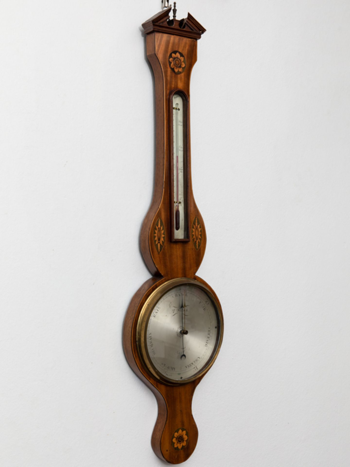 Barometer mit Thermometer; England; 19. Jh.<br><br>Mahagoniholz-Furnier mit hellen Einlegehölzern au - Bild 3 aus 5