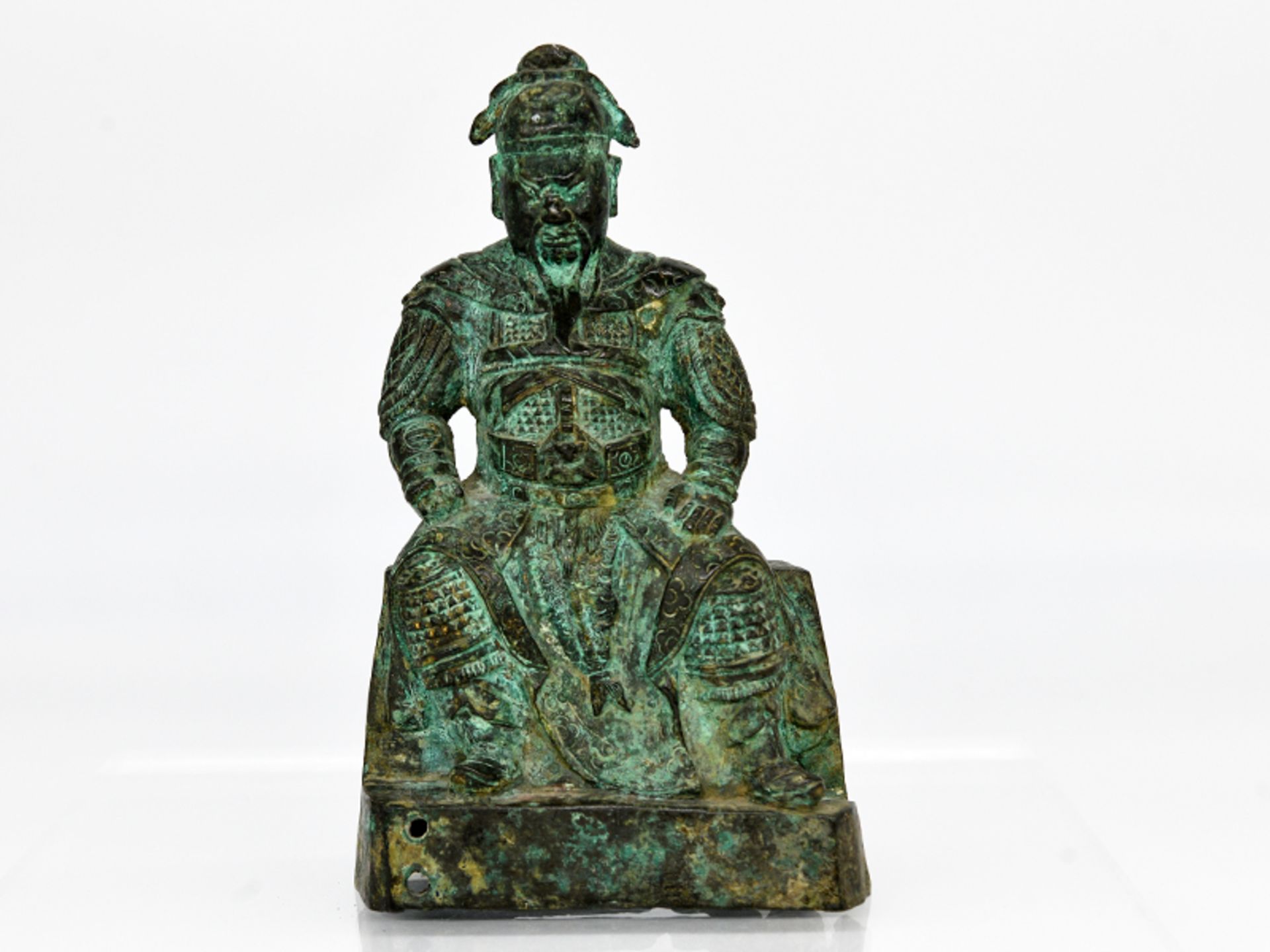 Figur eines chinesischen Kriegers bzw. Feldherrn; China; wohl 19. Jh.Bronze; grünliche Patina mit