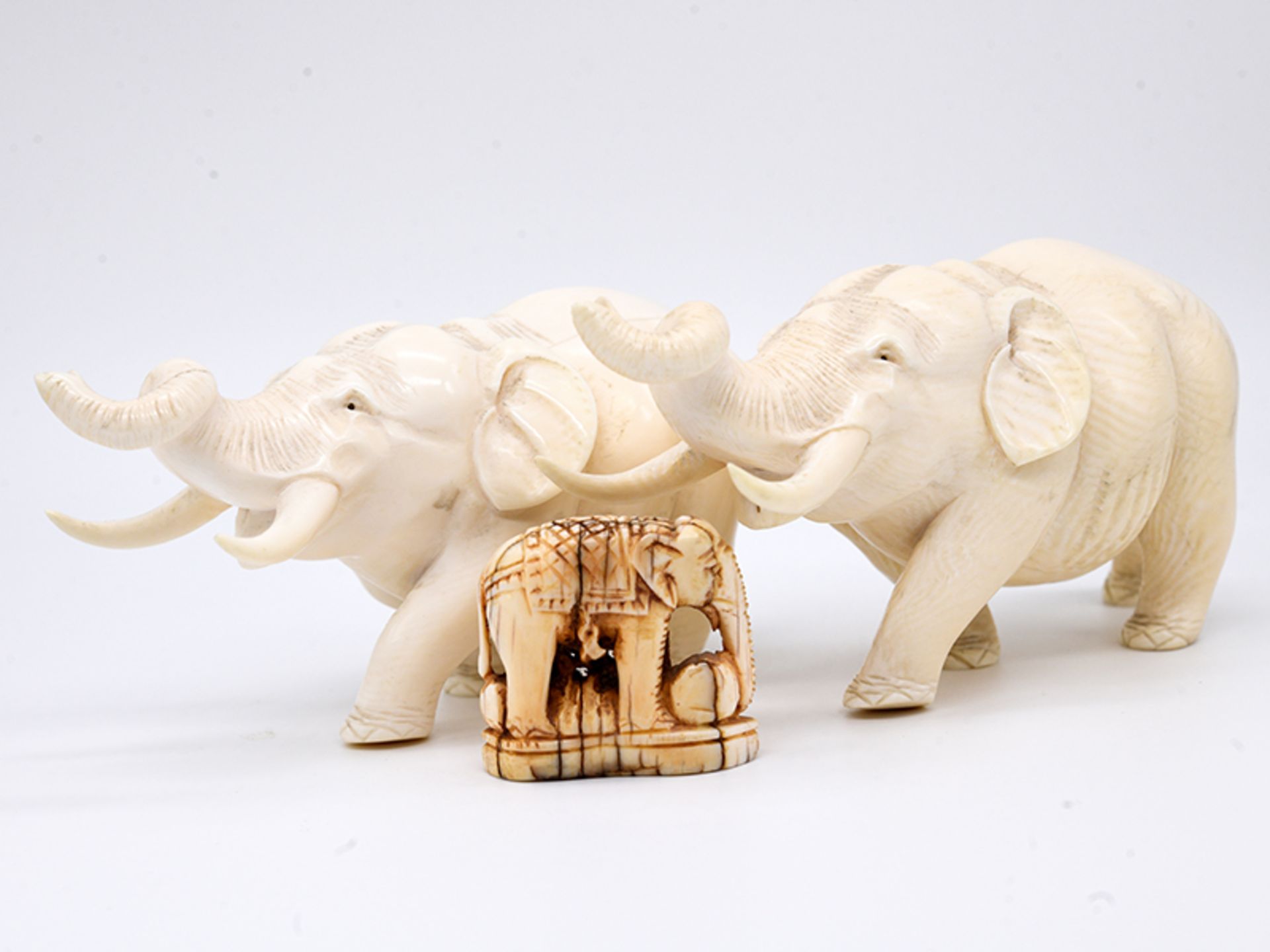 3 Tierfiguren "Elefanten"; um 1900.Elfenbein/Bein; geschnitzt; Gesamtgewicht ca. 483 g; 2 größere - Image 2 of 2