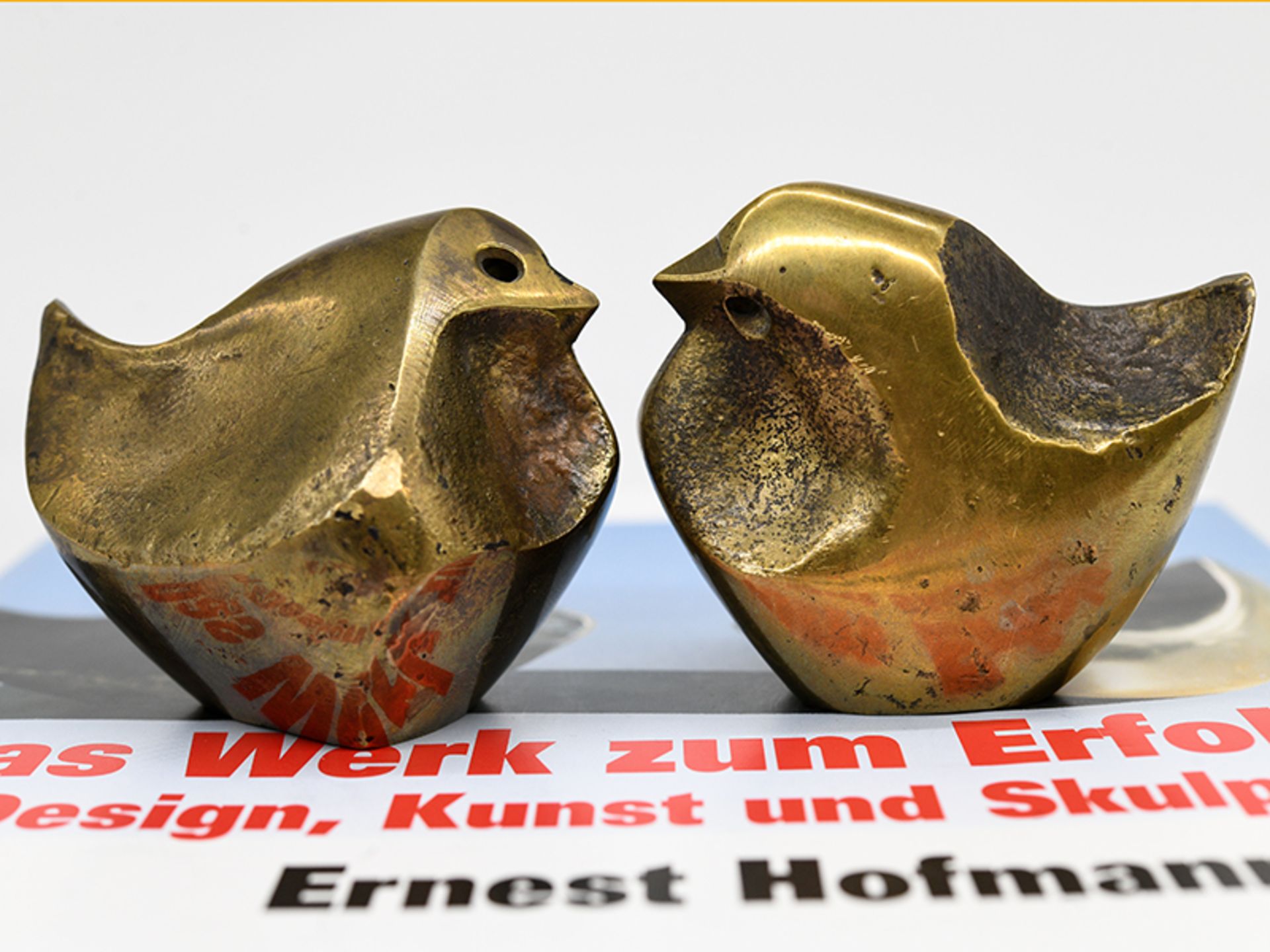 Igl; Ernest; eigentlich Hofmann; Ernest (1920-2001).<br><br>2 x Bronze-Kleinskulptur "Spatz"; 1980er