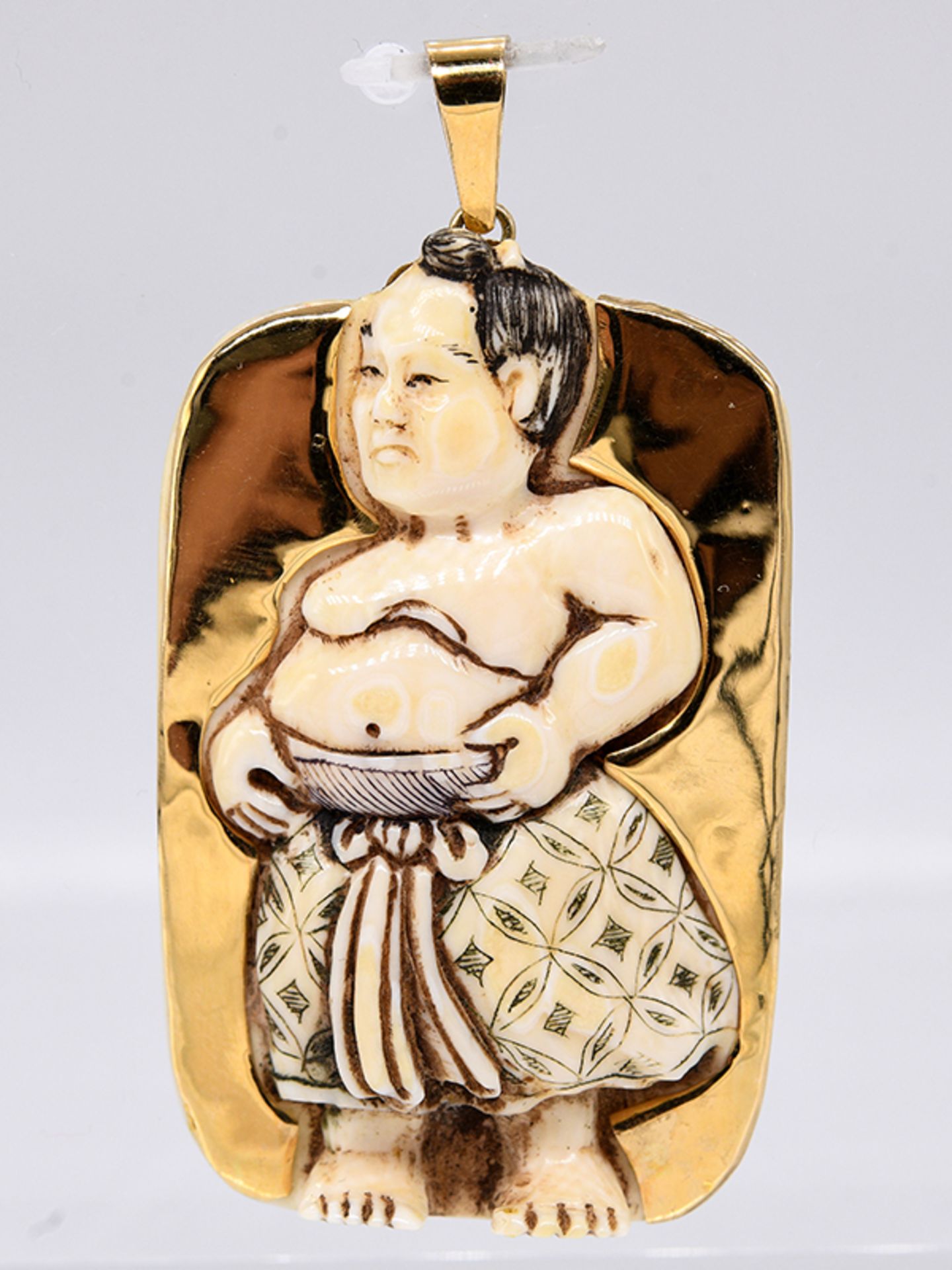 Anhänger mit japanischer Figurendarstellung "Samurai"; Meiji-Zeit und Goldschmiedearbeit aus dem 20.