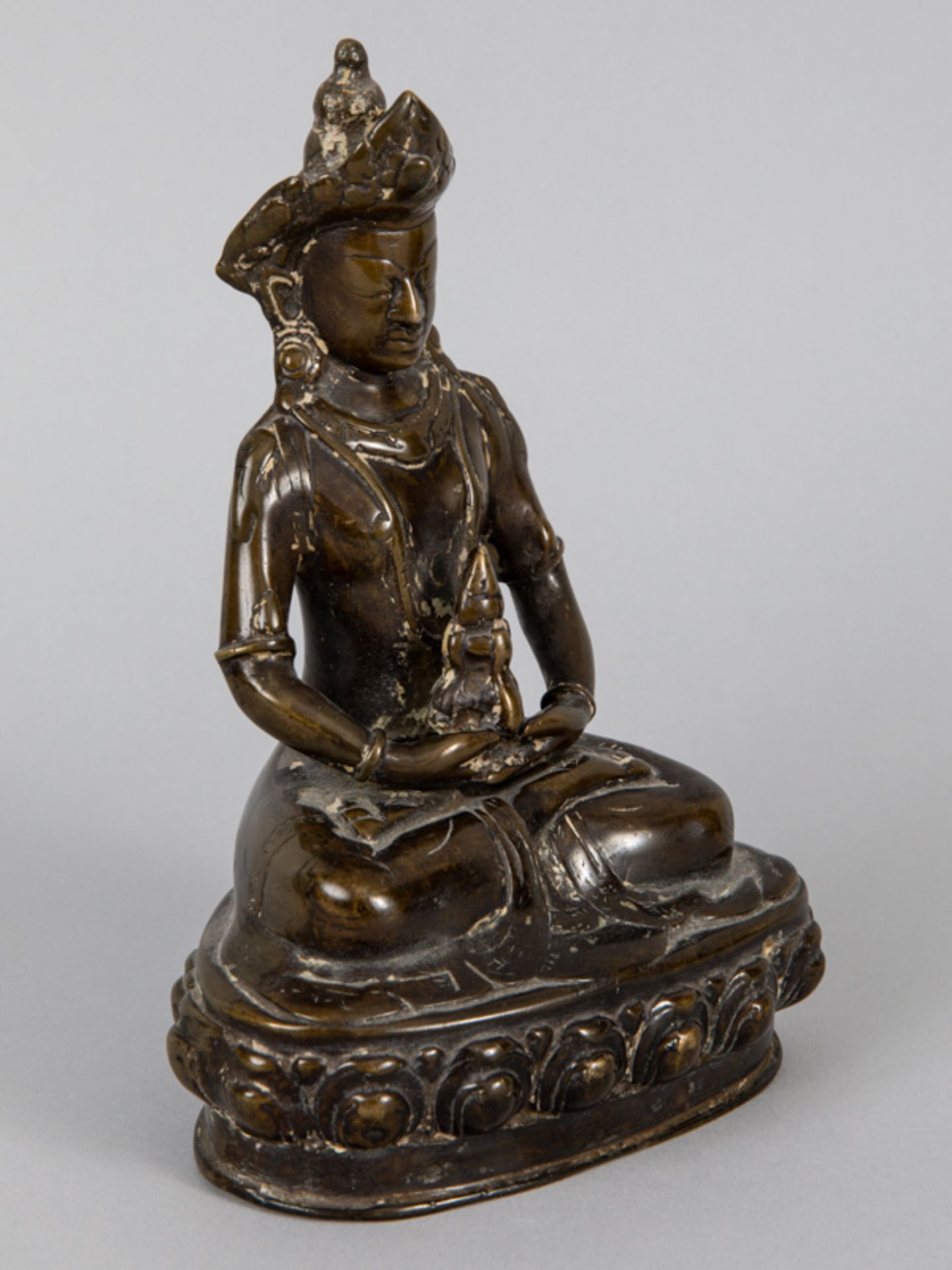 Kleine Plastik des Buddha Dhyana; wohl Tibetochinesisch; 19./20. Jh.Bronze; patiniert; auf - Image 5 of 10