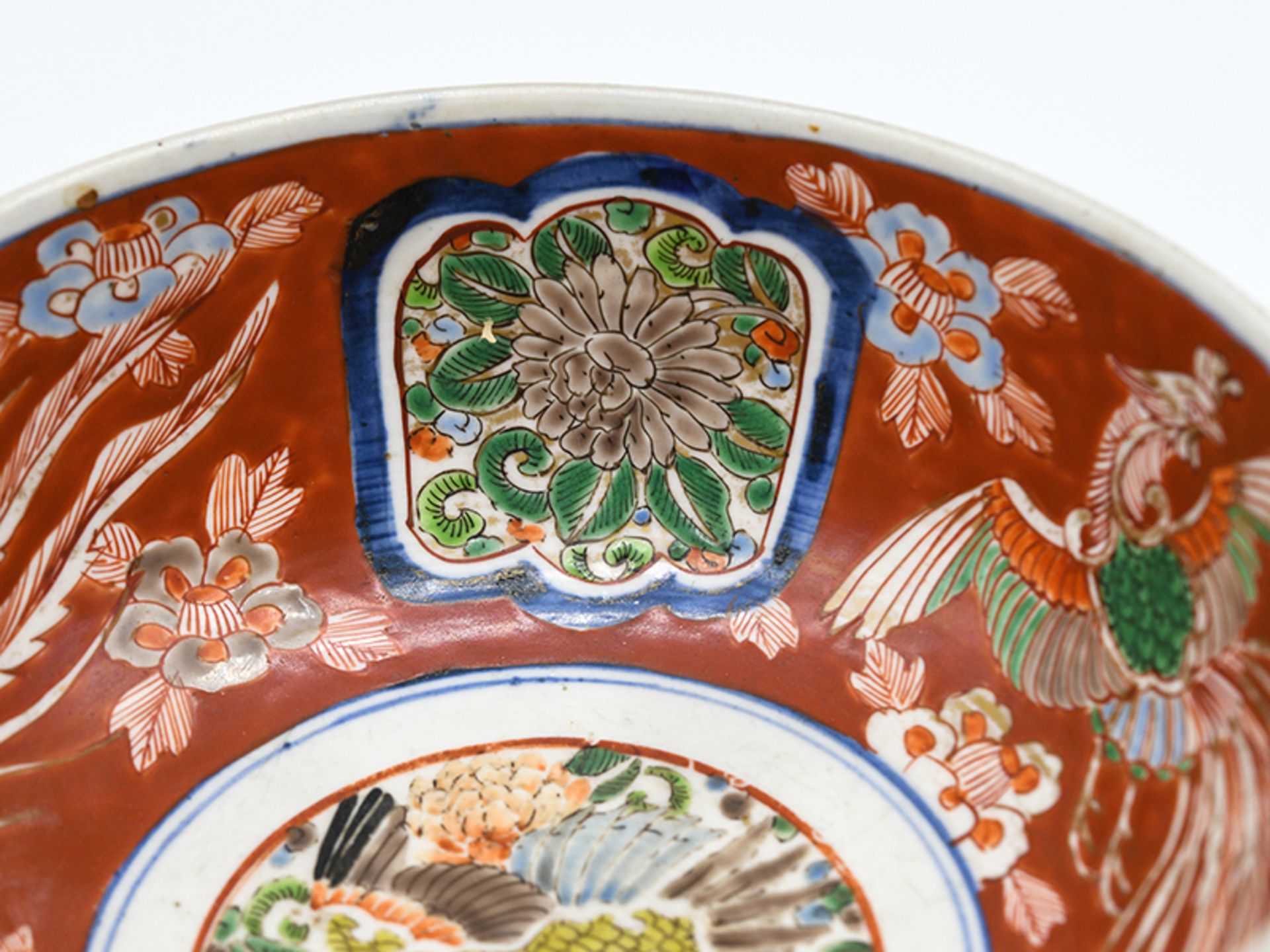 Kumme mit Imari-Dekor; China; wohl 19. Jh.Porzellan mit unter Glasur blauer sowie eisenroter und - Image 4 of 6