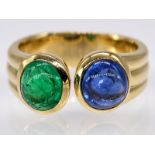 Ring mit Saphir-Cabochon ca. 2;10 ct und Smaragd-Cabochon ca. 1;37 ct; 90- er Jahre.750/-
