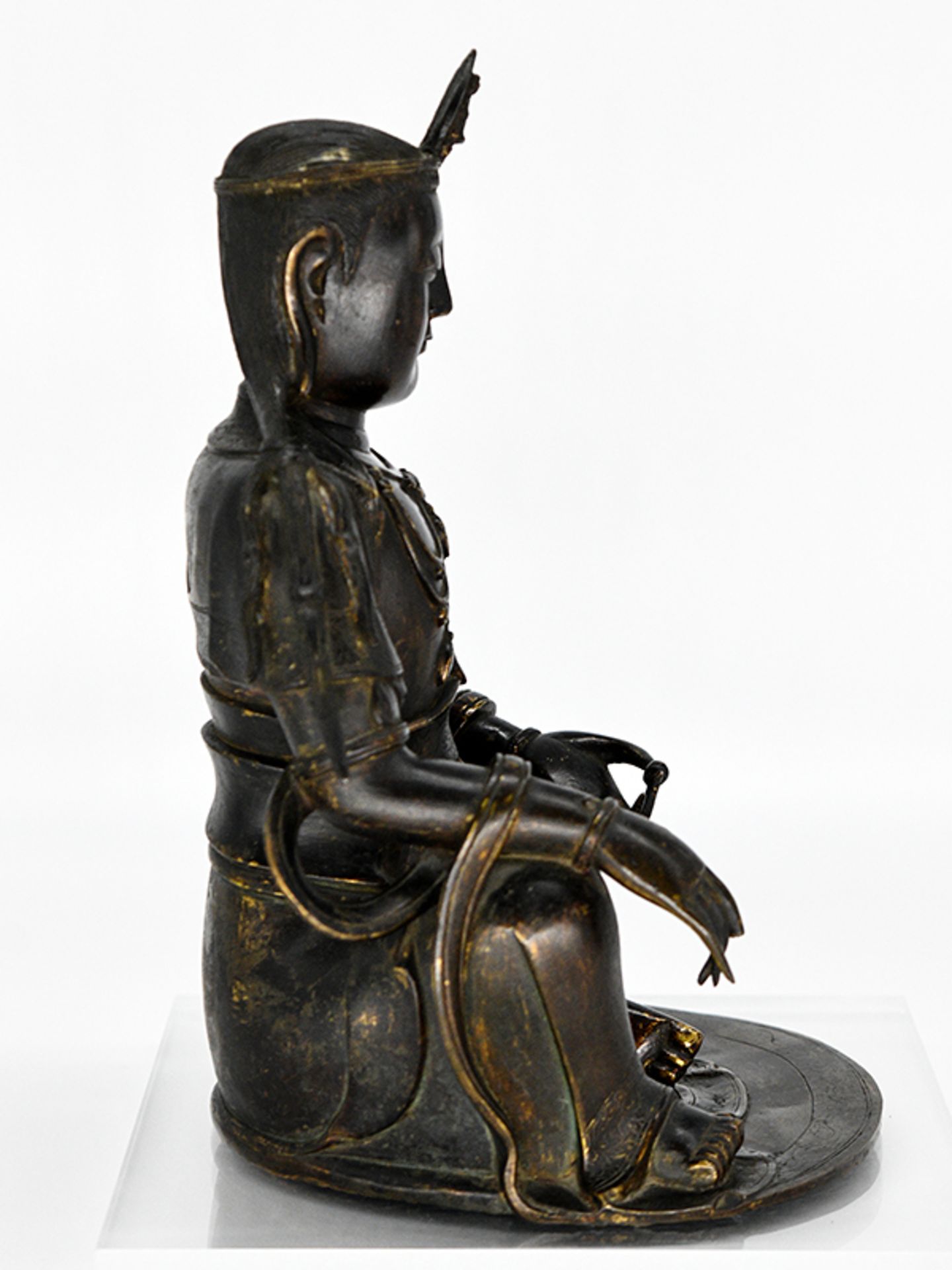 Bronze-Plastik der "Guan Yin"/ Buddha; China; wohl Ming-Dynastie (1368 - 1644).Bronze mit Resten - Image 2 of 20
