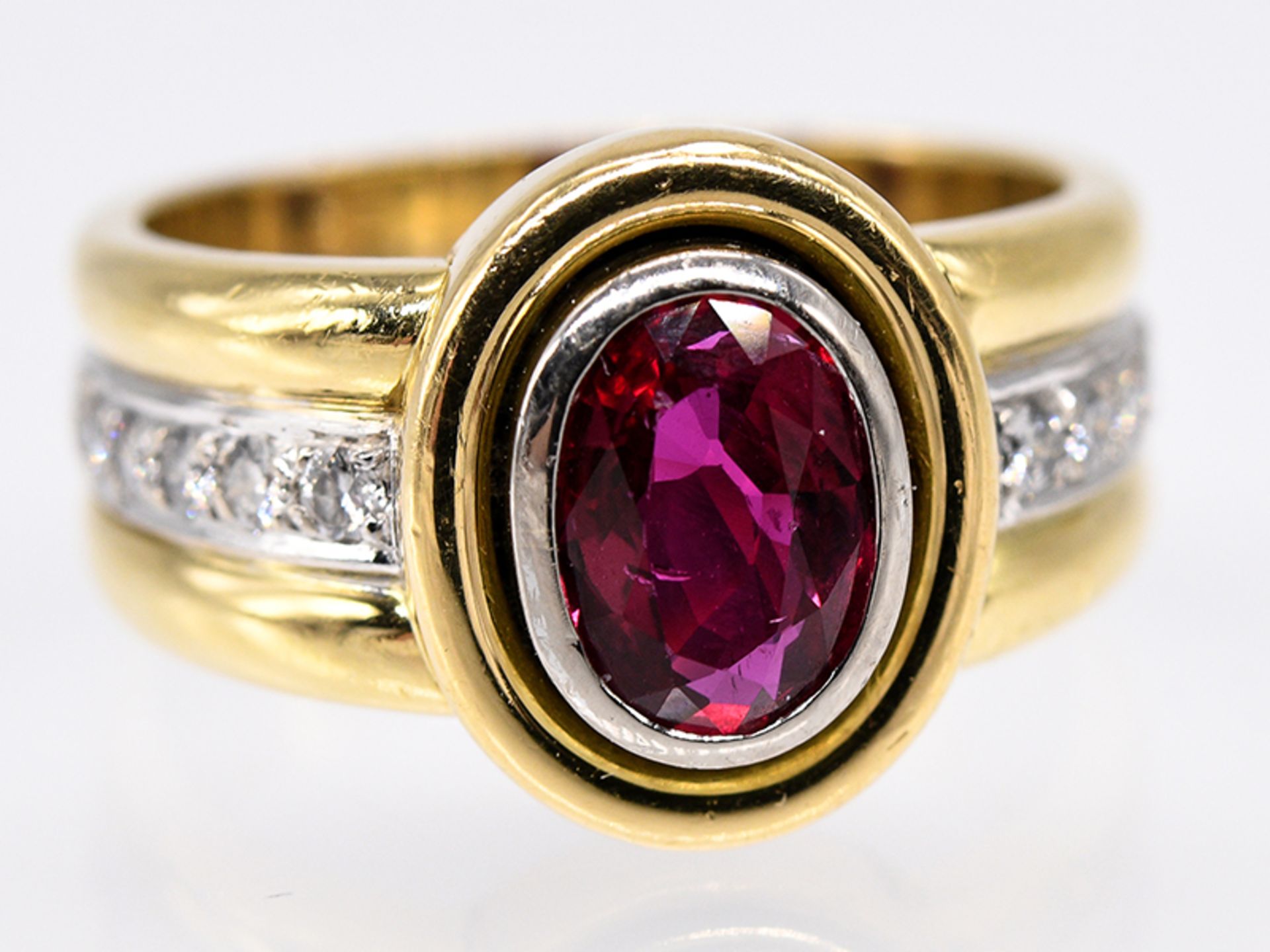 Ring mit sehr hochwertigem Rubin ca. 1;1 ct und 10 Brillanten; zus. ca. 0;16 ct; 90- er Jahre.