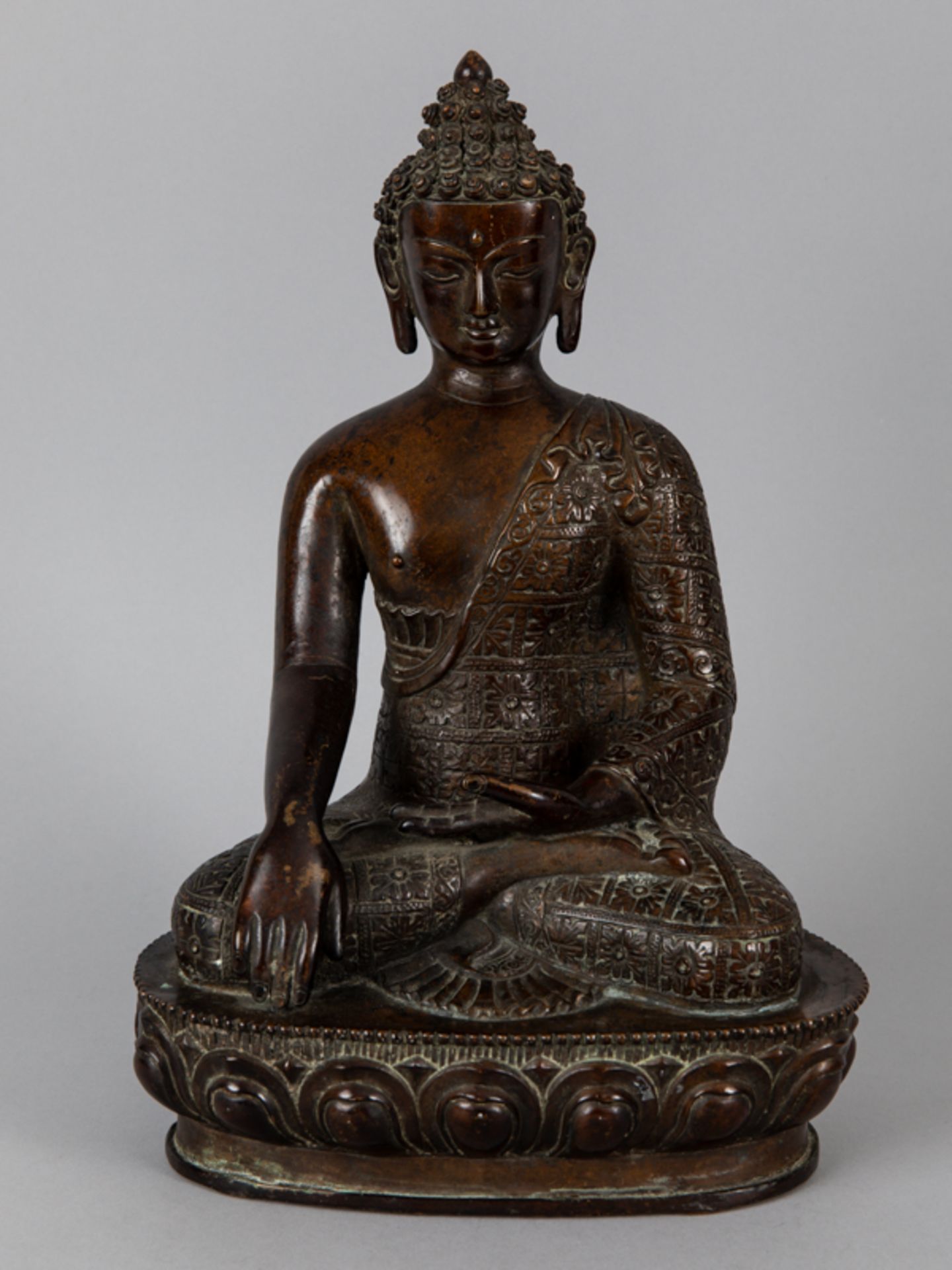 Buddha Shakyamuni; wohl Nepal; 19. Jh.Bronze; braungoldfarbig patiniert; mit verschlossener