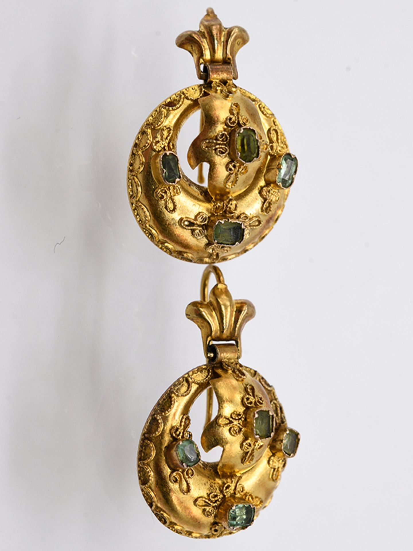 Paar Ohrgehänge mit Tsavorit (grünem Granat); um 1900.Schaumgold. Gesamtgewicht 4 g. Runde;