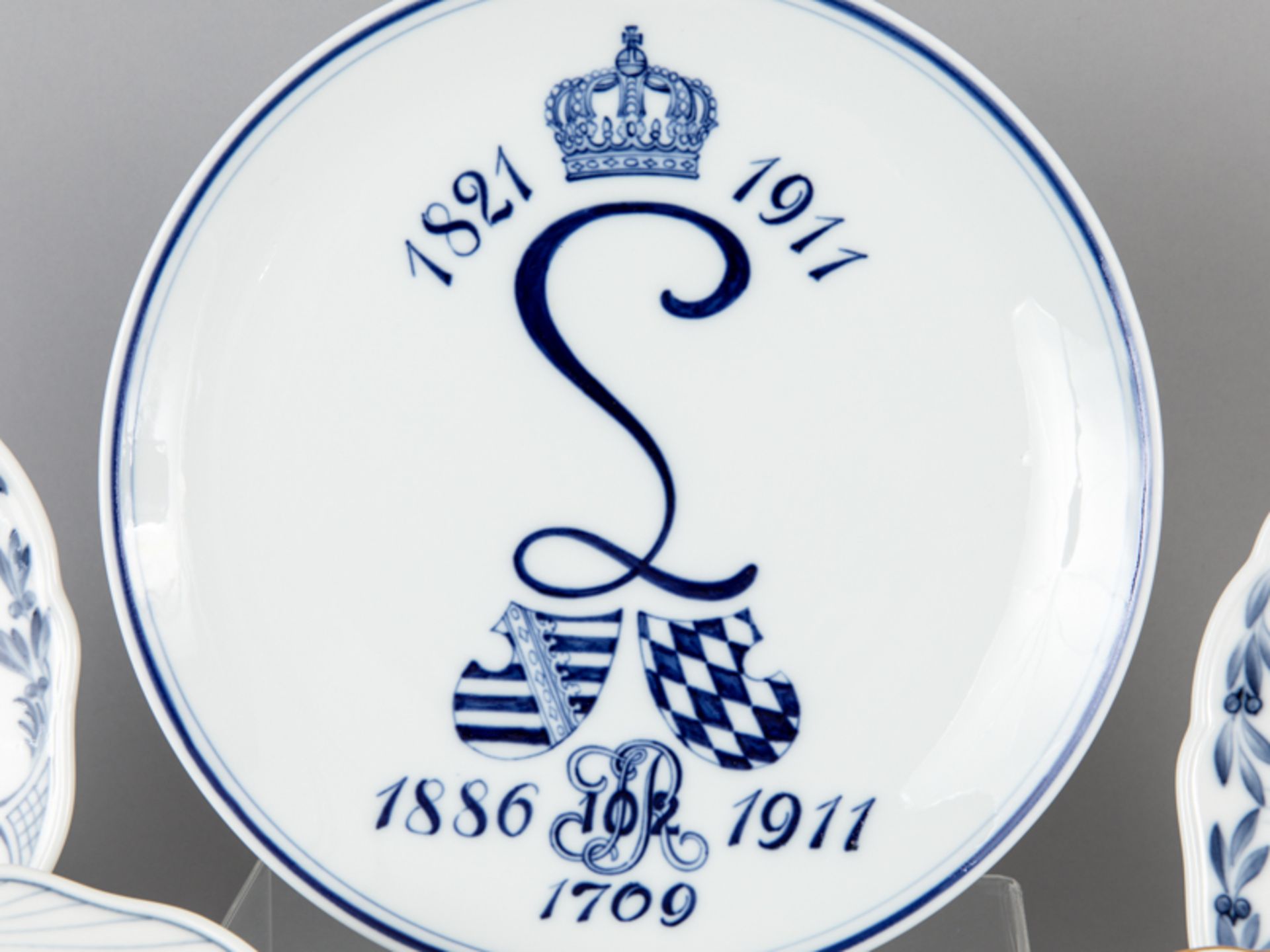 5 verschiedene Regimentsteller; Meissen; um 1900.Weißporzellan mit unter Glasur blauen Dekoren - Image 3 of 4