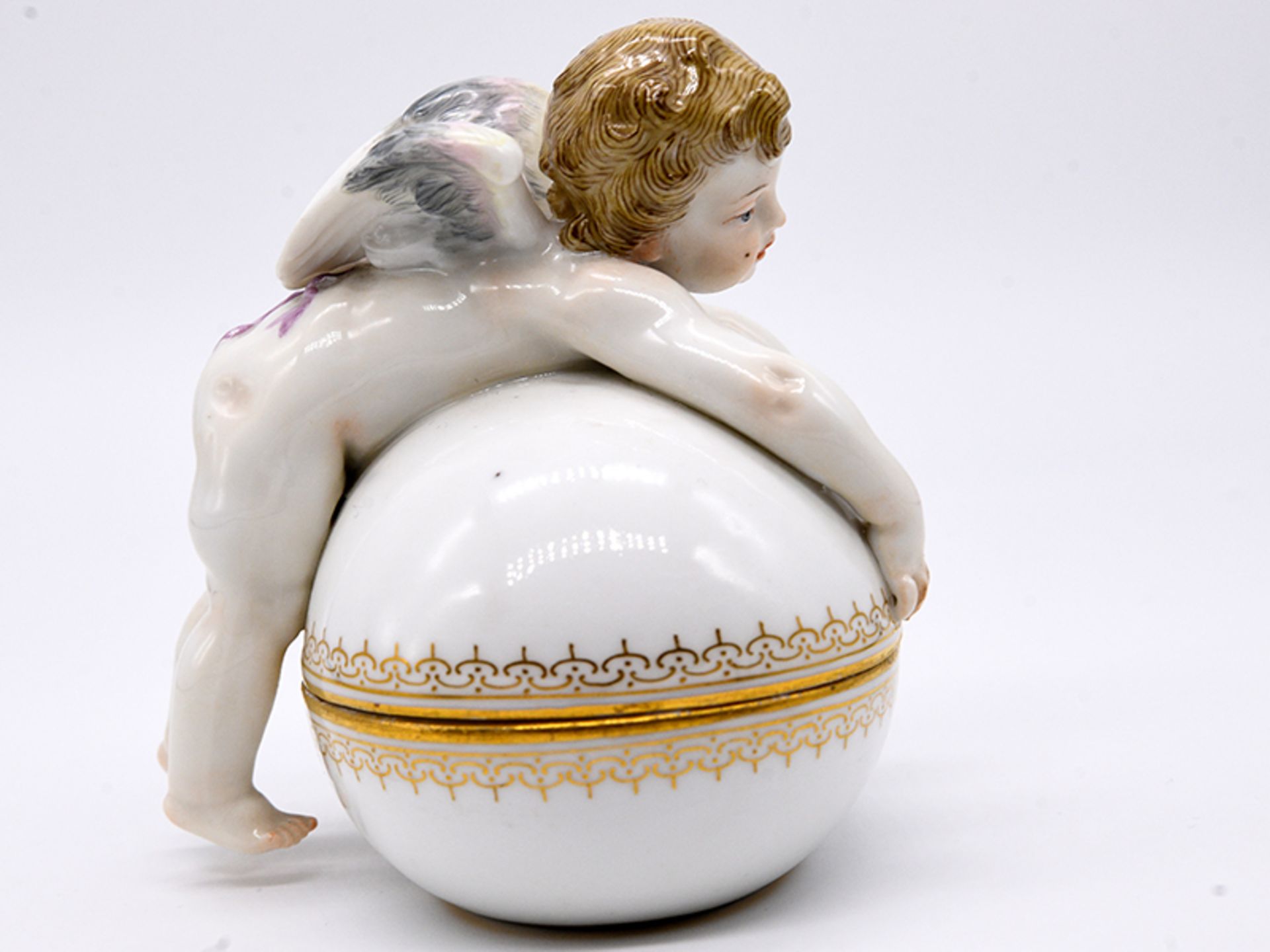 Figürliche Jugendstil-Deckeldose mit Amor; Meissen; um 1900.Weißporzellan mit Farb- und - Image 6 of 11