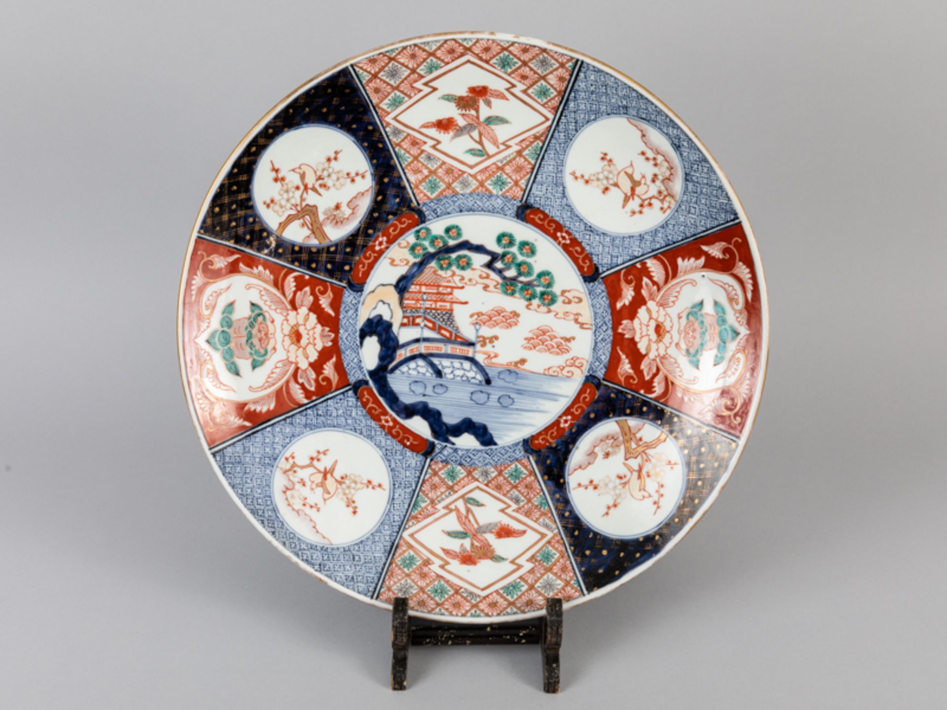 Großer Teller mit Imari-Dekor; Japan; um 1900.Porzellan mit unter Glasur kobaltblauem Dekor;