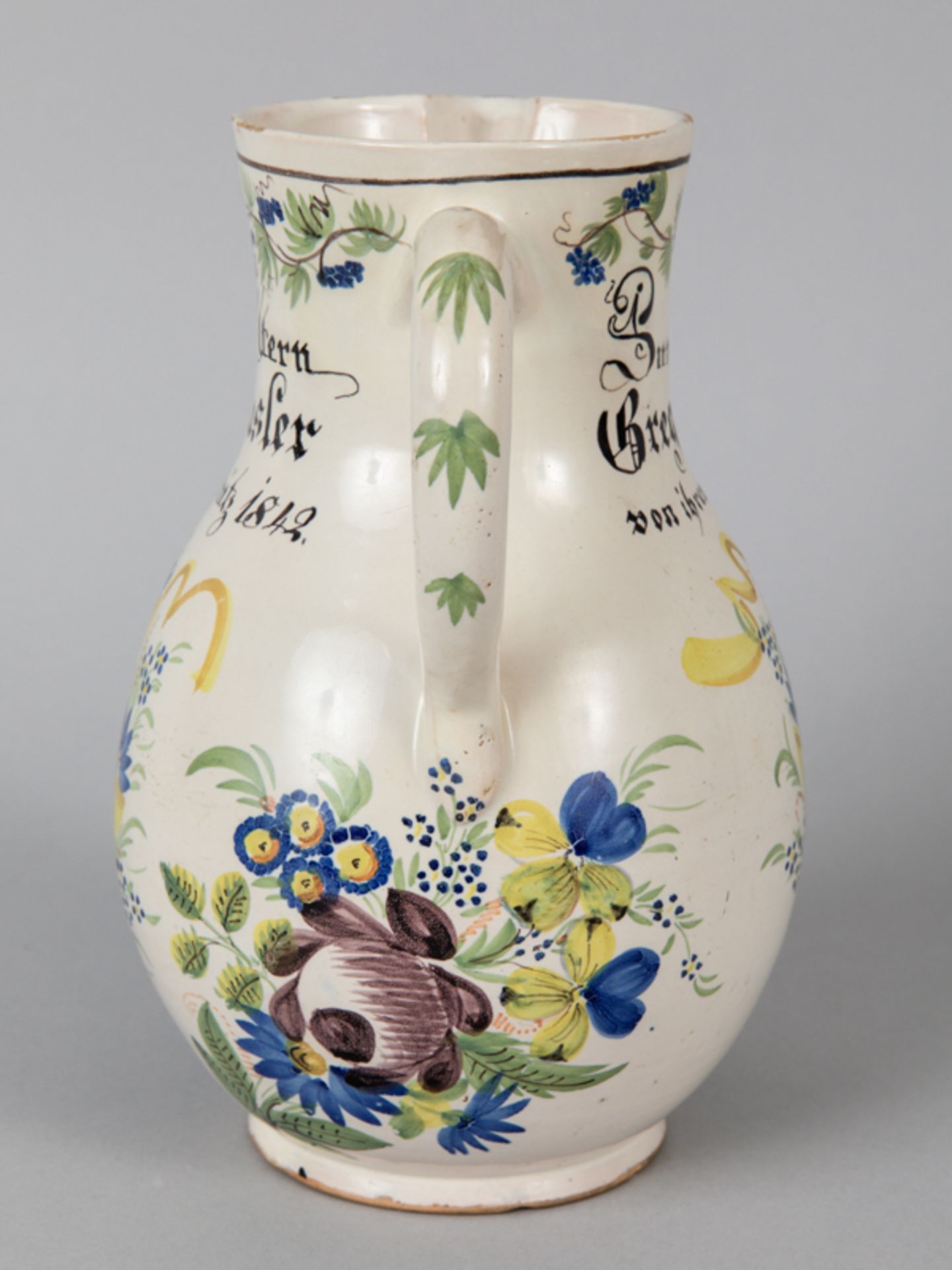 Durlacher Neujahrs-Birnkrug; 1842.<br><br>Fayence; farbig bemalt mit Blumenmotiven; Weinrankenbordür - Bild 7 aus 7