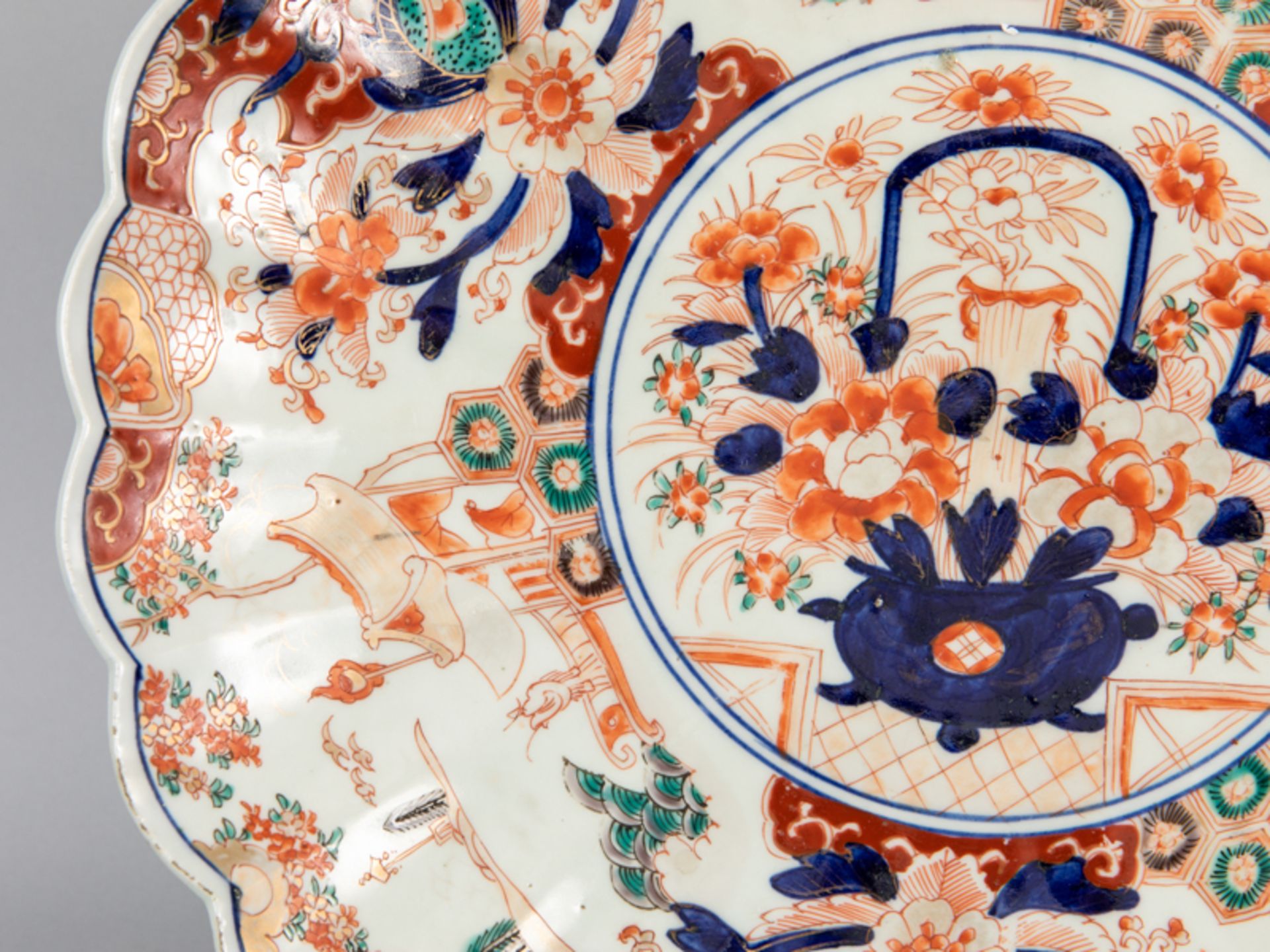 Großer Teller mit Imari-Dekor; Japan/China; um 1900.Porzellan mit unter Glasur kobaltblauer Malerei; - Image 5 of 6