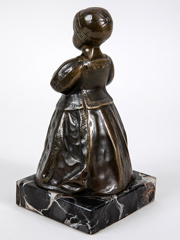 Endstorfer; Anton (1880 - 1960).Bronzeplastik "Kleines Mädchen in Tracht mit Kugel"; montiert auf - Image 3 of 8
