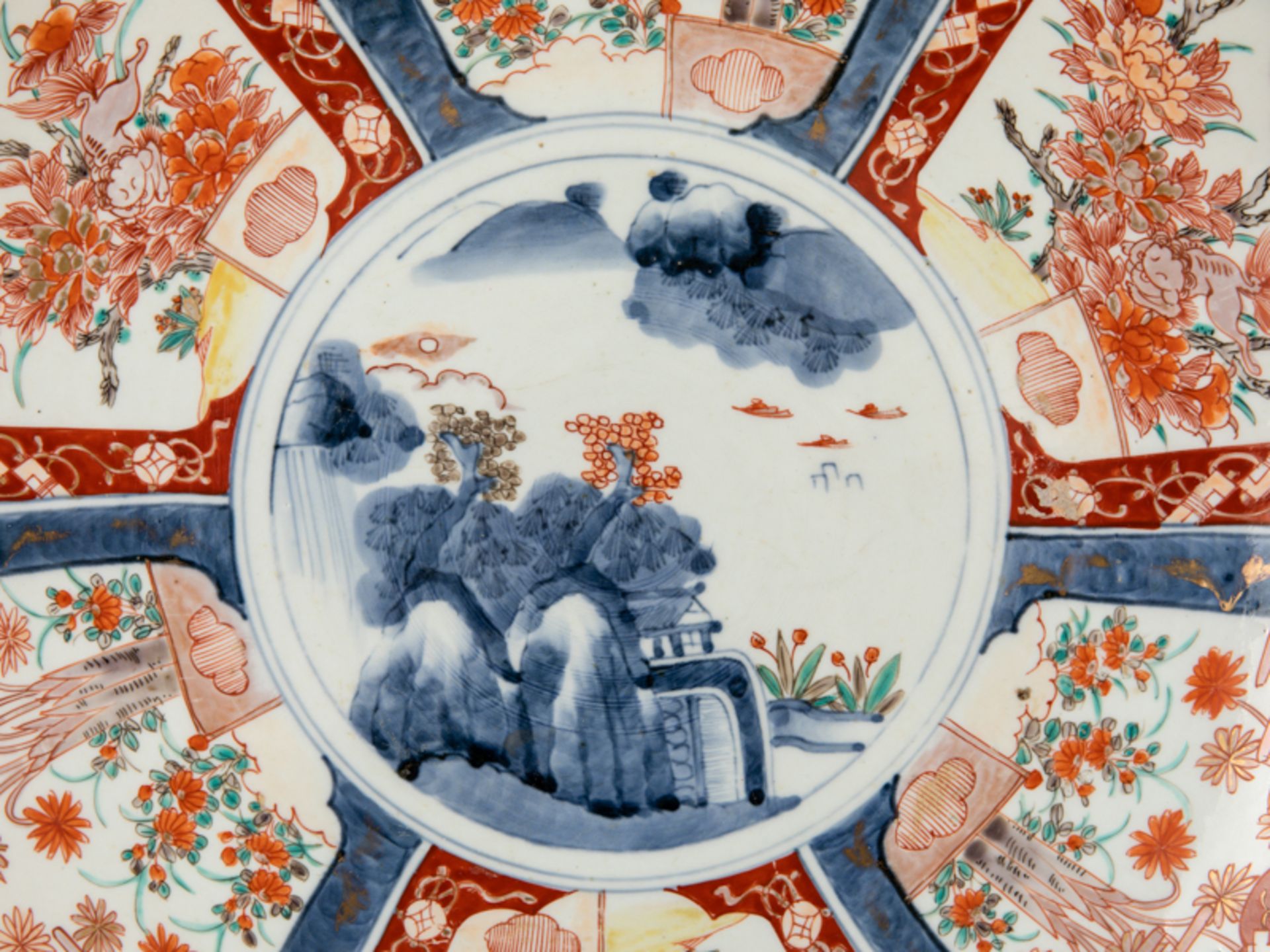 Großer Teller mit Imari-Dekor; wohl China; um 1900.Porzellan mit unter Glasur kobaltblauer - Image 2 of 5