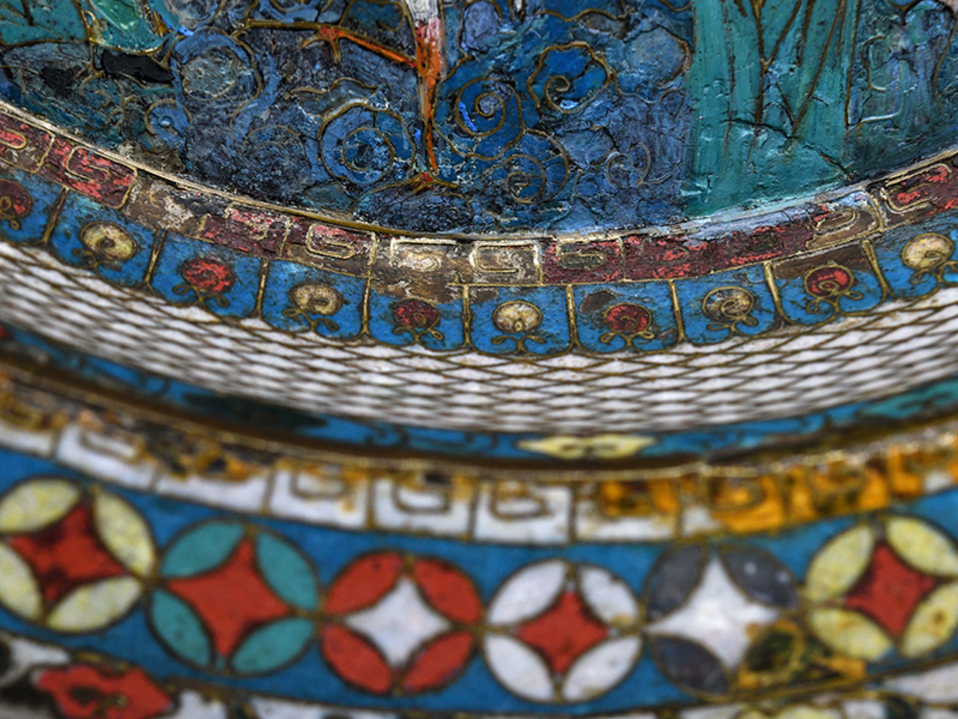 Große Emaille-Cloisonné-Beckenschale; China; frühes 17. Jh.Messing; innen und auf der Fahne farbiger - Image 9 of 11