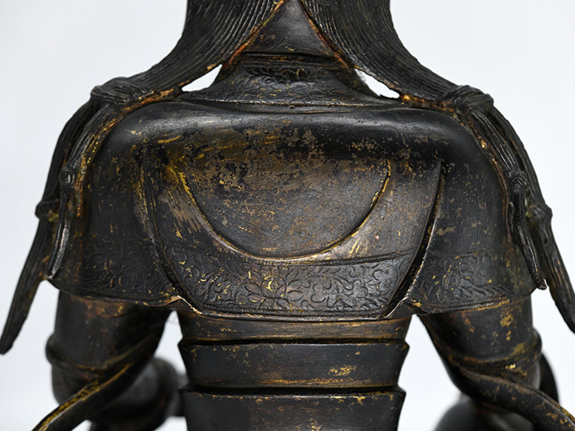 Bronze-Plastik der "Guan Yin"/ Buddha; China; wohl Ming-Dynastie (1368 - 1644).Bronze mit Resten - Image 18 of 20