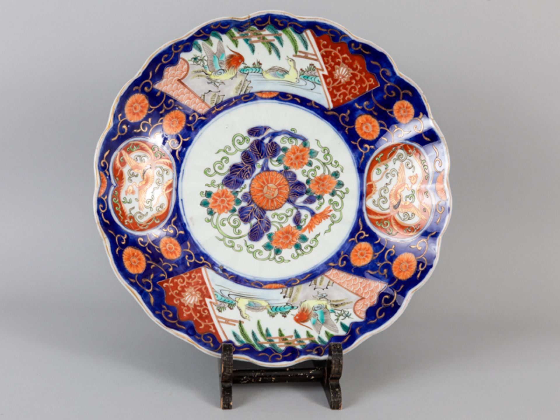 Großer Teller mit Imari-Dekor; Japan; um 1900.Porzellan mit unter Glasur kobaltblauer Malerei;