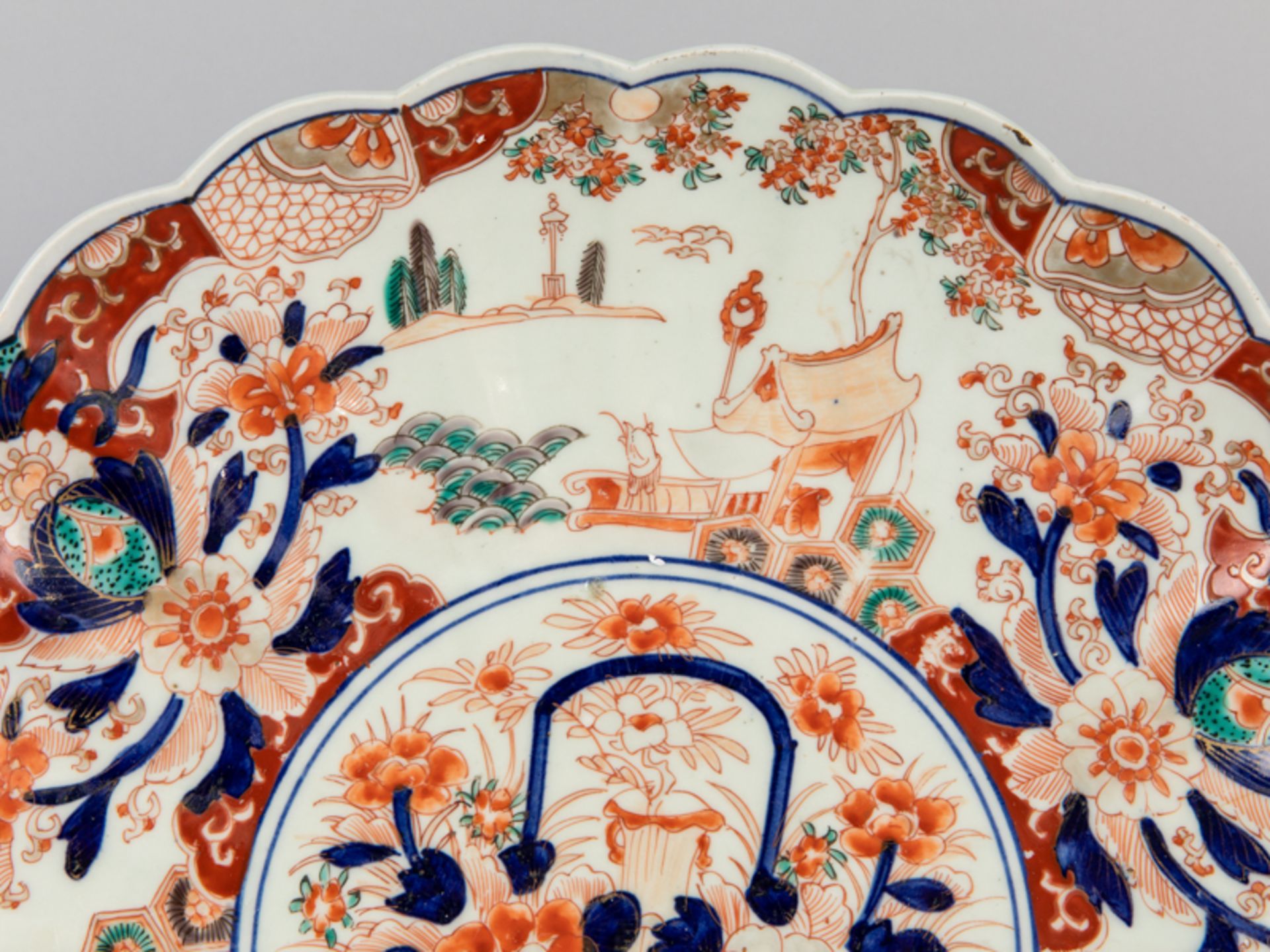 Großer Teller mit Imari-Dekor; Japan/China; um 1900.Porzellan mit unter Glasur kobaltblauer Malerei; - Image 3 of 6