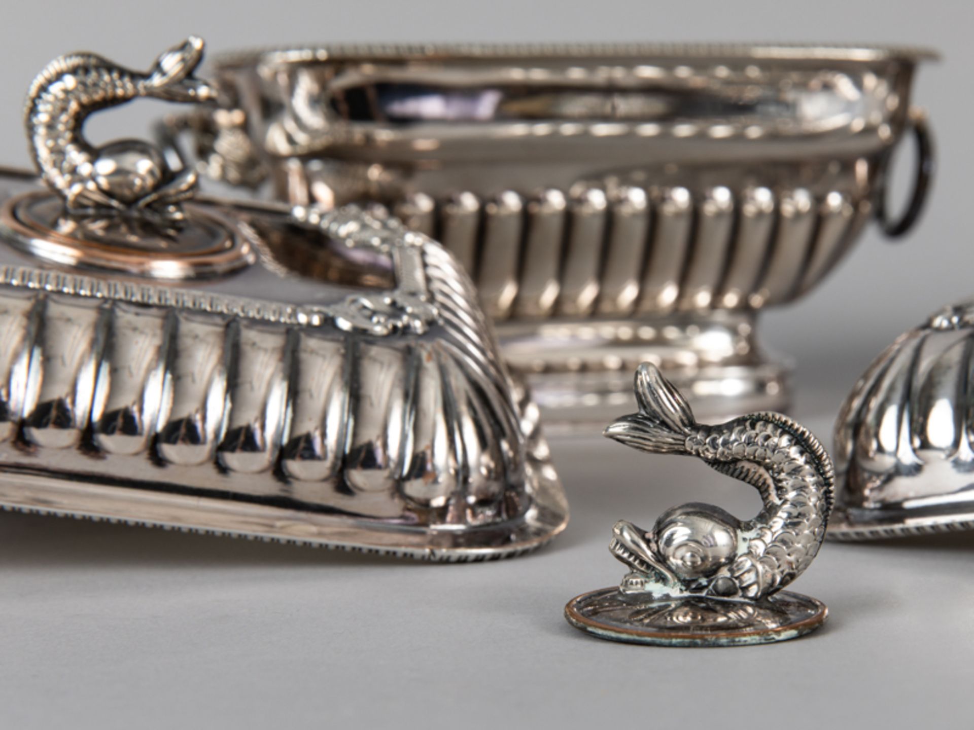 Paar Kaviar-Deckelschalen; wohl England; 1. Hälfte 20. Jh.Versilbert (plated) auf Kupfer; jeweils - Image 3 of 3