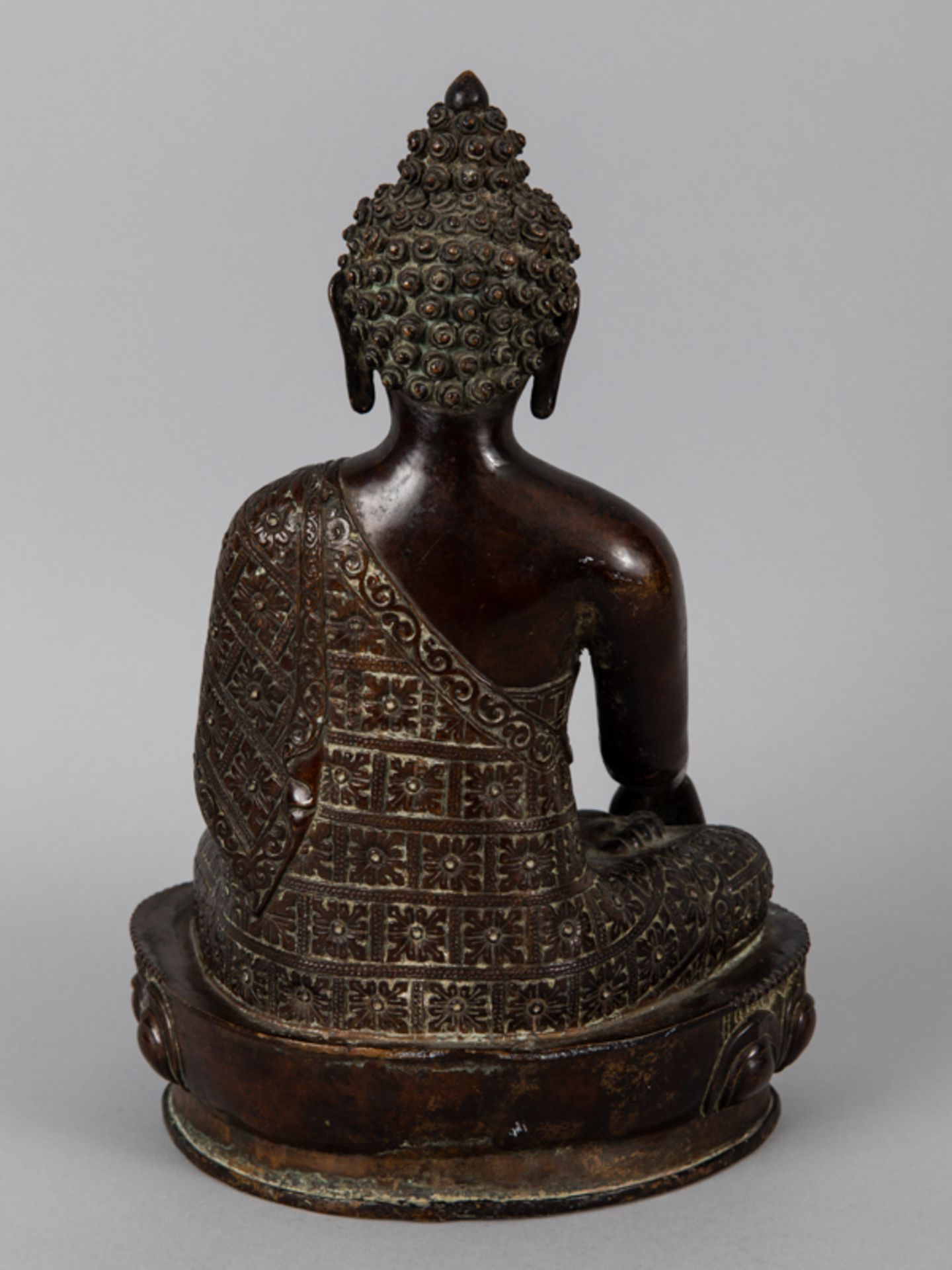 Buddha Shakyamuni; wohl Nepal; 19. Jh.Bronze; braungoldfarbig patiniert; mit verschlossener - Image 8 of 8