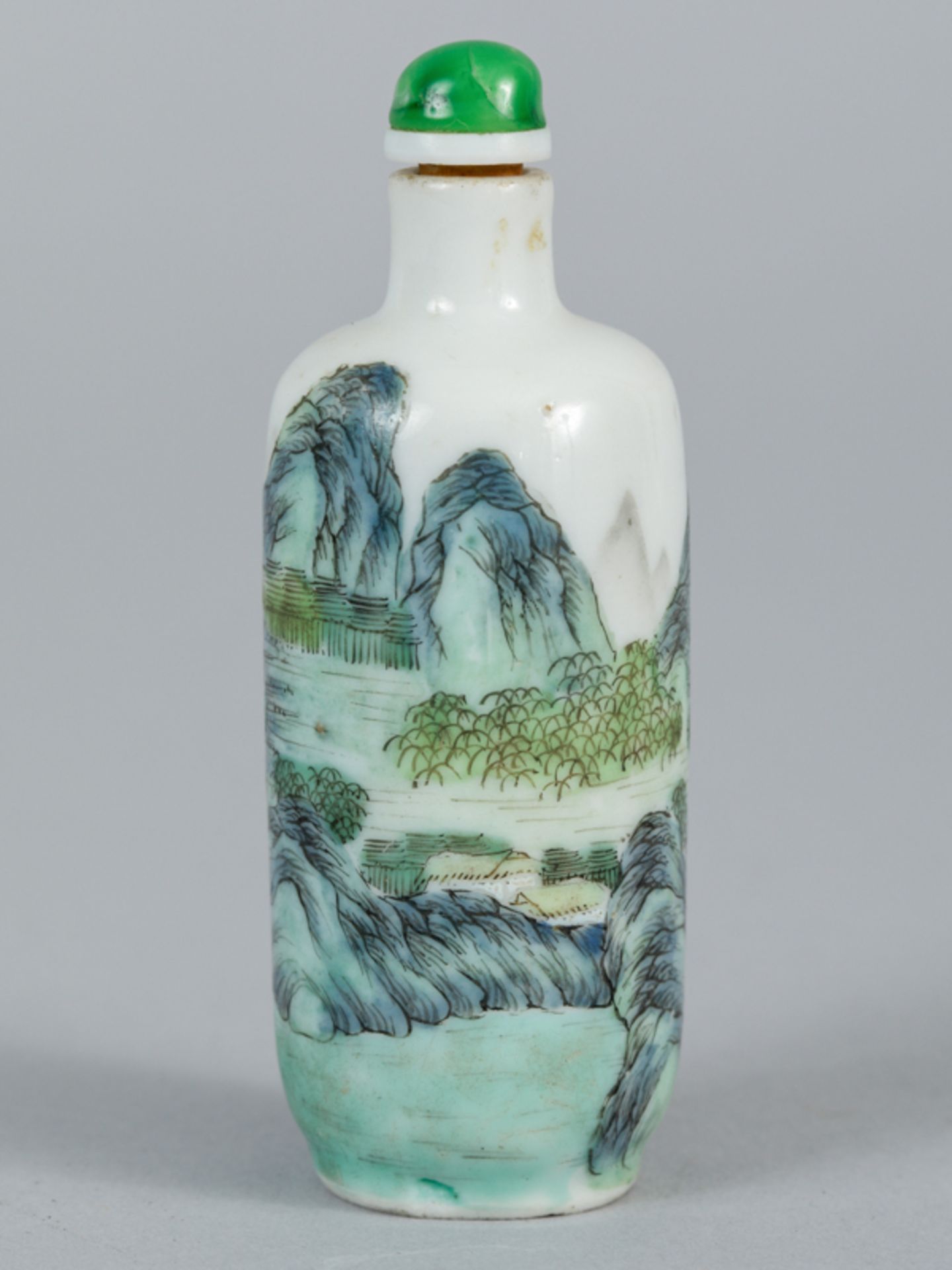 Snuffbottle mit "famille verte"-Dekor; China 19. Jh.Porzellan mit grün-blau-tonig variierter - Image 8 of 8