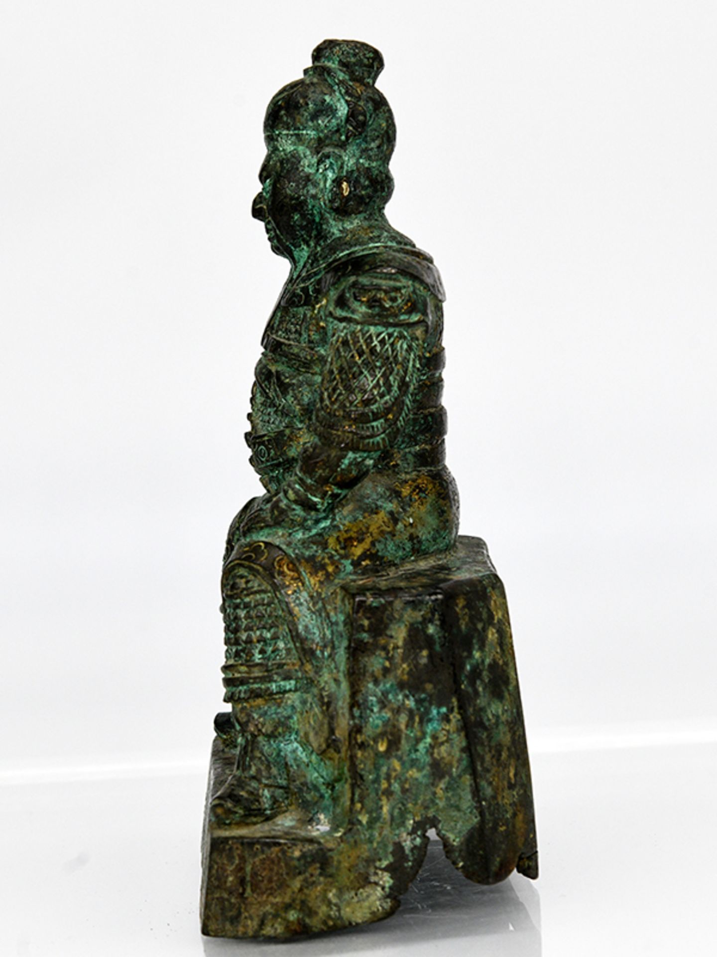 Figur eines chinesischen Kriegers bzw. Feldherrn; China; wohl 19. Jh.Bronze; grünliche Patina mit - Image 6 of 8