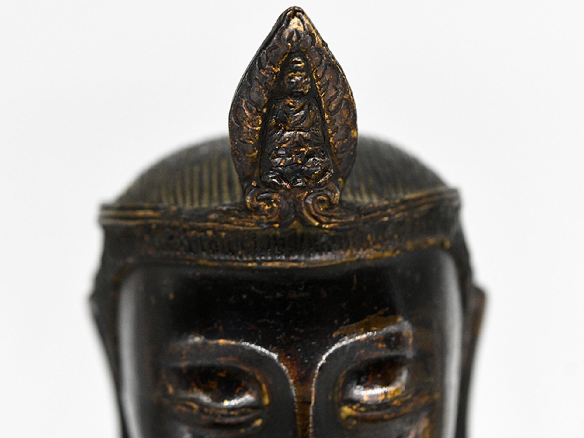 Bronze-Plastik der "Guan Yin"/ Buddha; China; wohl Ming-Dynastie (1368 - 1644).Bronze mit Resten - Image 6 of 20