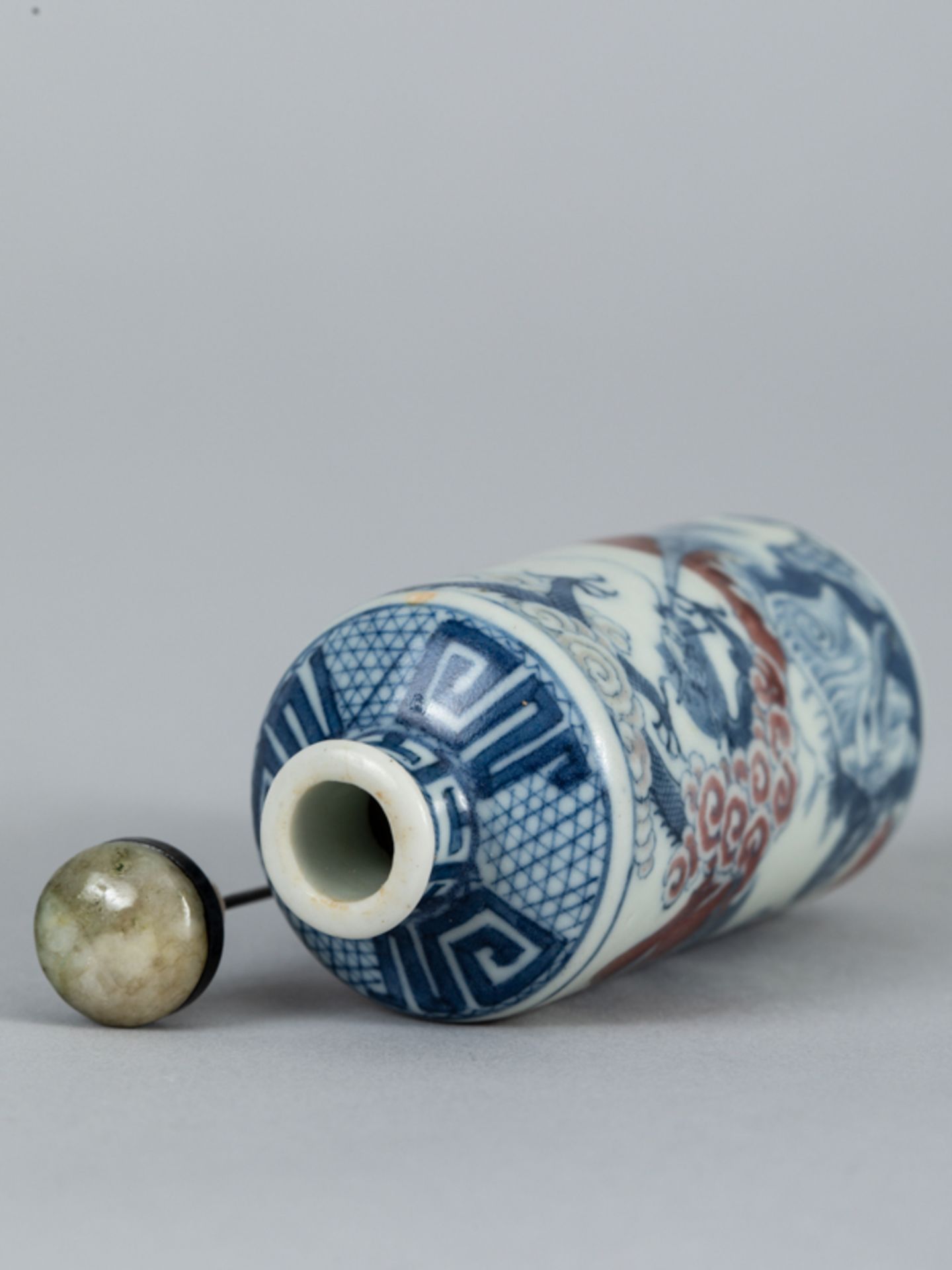 Snuffbottle mit blau-kupferrotem Tier-Dekor; China Mitte 19. Jh.Porzellan mit unter Glasur- - Image 3 of 9