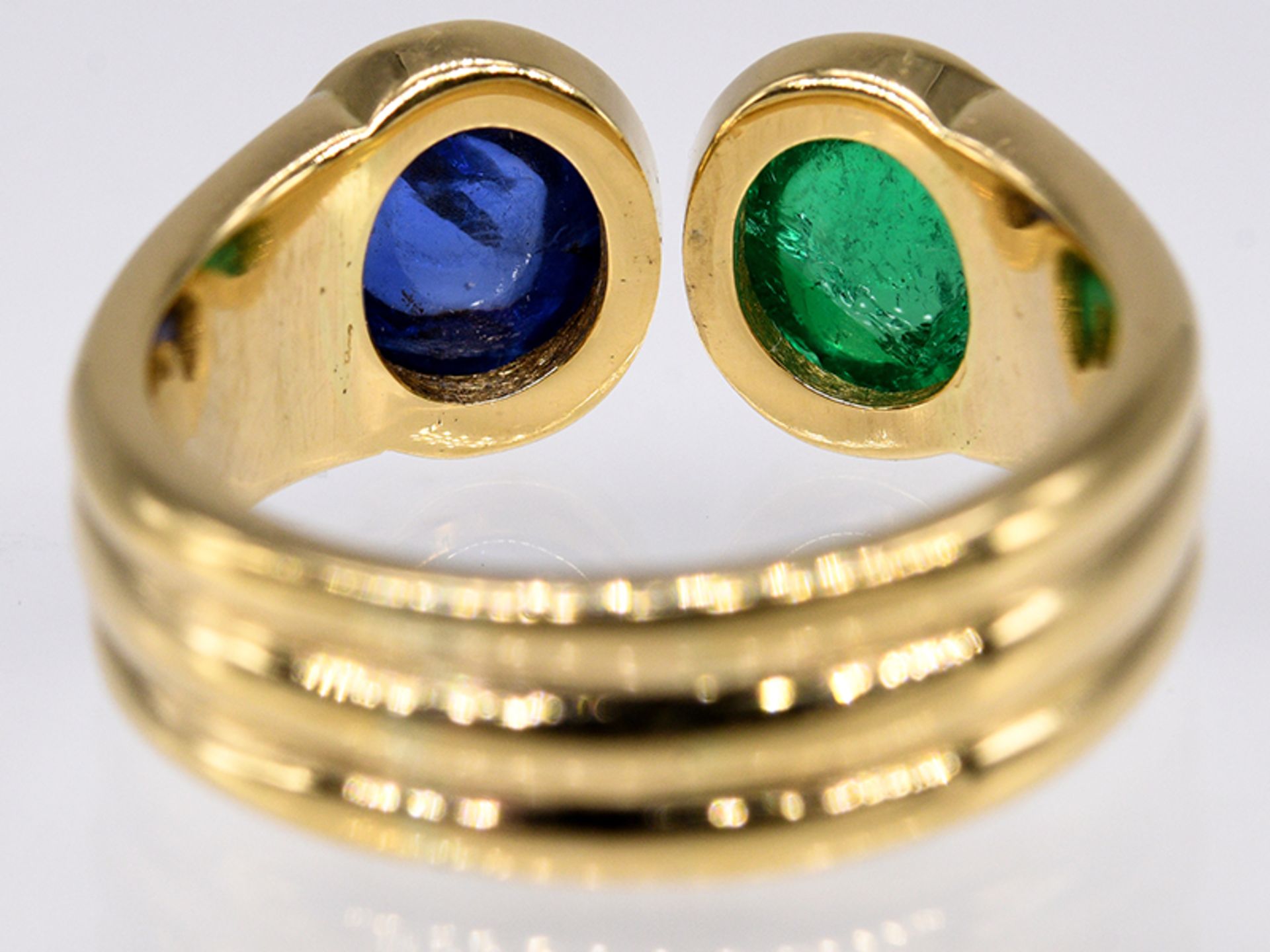 Ring mit Saphir-Cabochon ca. 2;10 ct und Smaragd-Cabochon ca. 1;37 ct; 90- er Jahre.750/- - Image 5 of 5