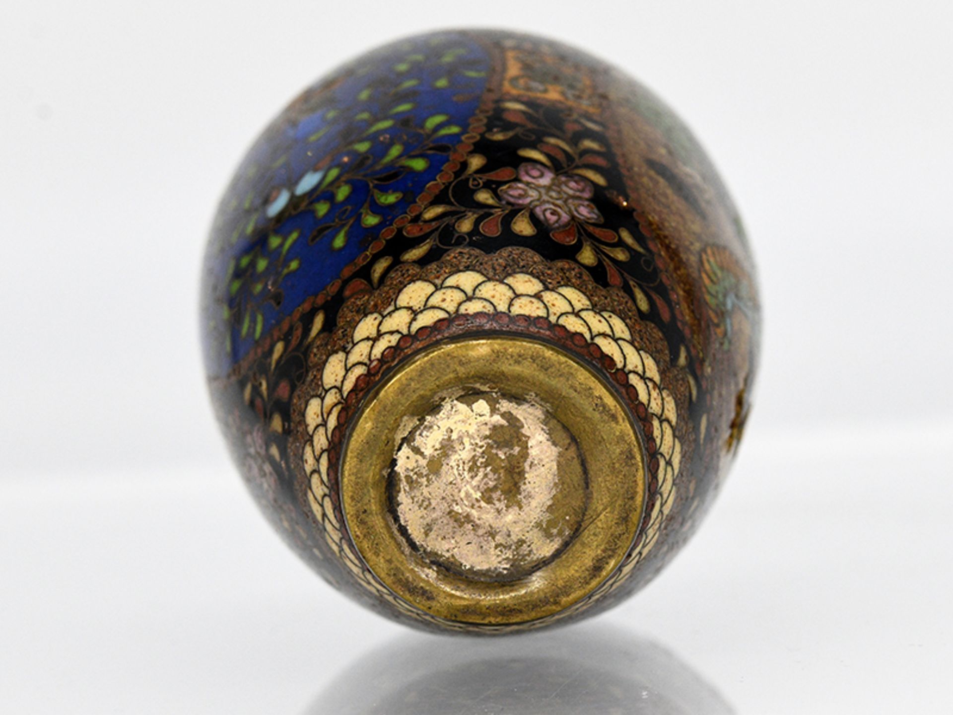 Kleine Cloisonné-Vase; China; wohl 19. Jh.Kupfer/Messing mit polychromem Emaille-Cloisonnédekor; u. - Image 4 of 5