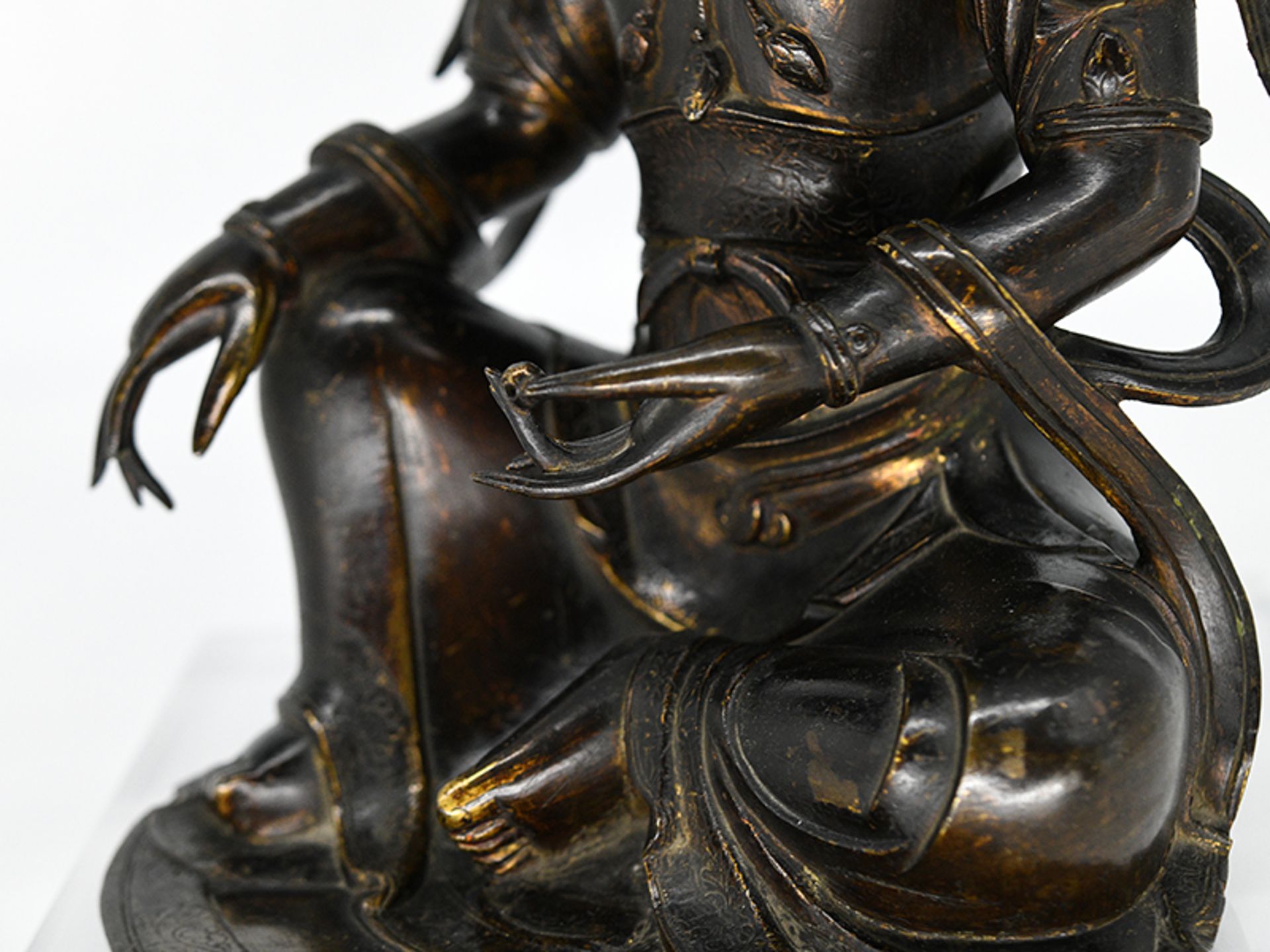 Bronze-Plastik der "Guan Yin"/ Buddha; China; wohl Ming-Dynastie (1368 - 1644).<br><br>Bronze mit Re - Bild 14 aus 20