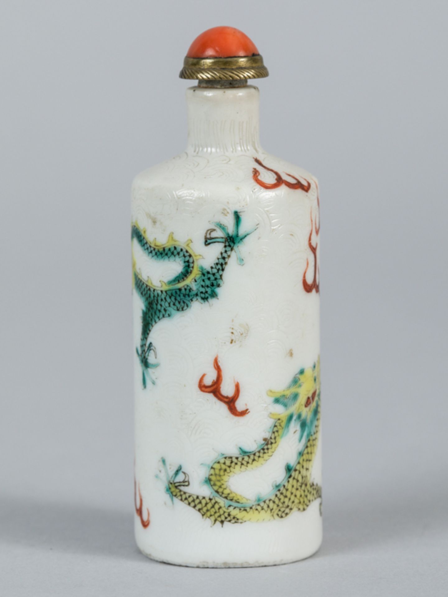 Snuffbottle mit "famille verte"-Drachen-Dekor; Chien Lung-Marke; China 19./20. Jh.Porzellan mit - Image 9 of 9