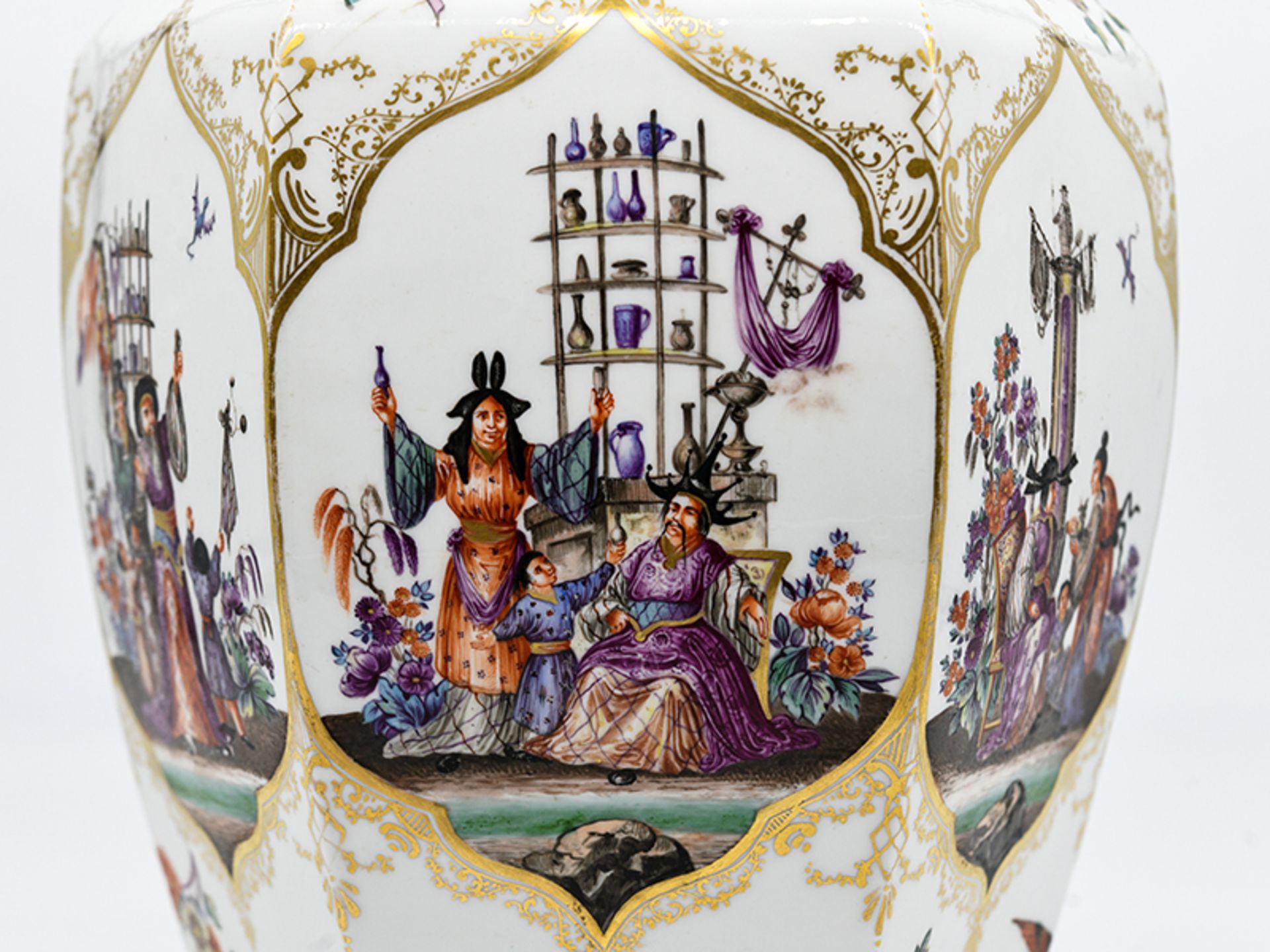 Große Augustus-Rex-Deckelvase mit Höroldt-Chinoiserien; Meissen; um 1730.<br><br>Weißporzellan mit p - Bild 2 aus 15