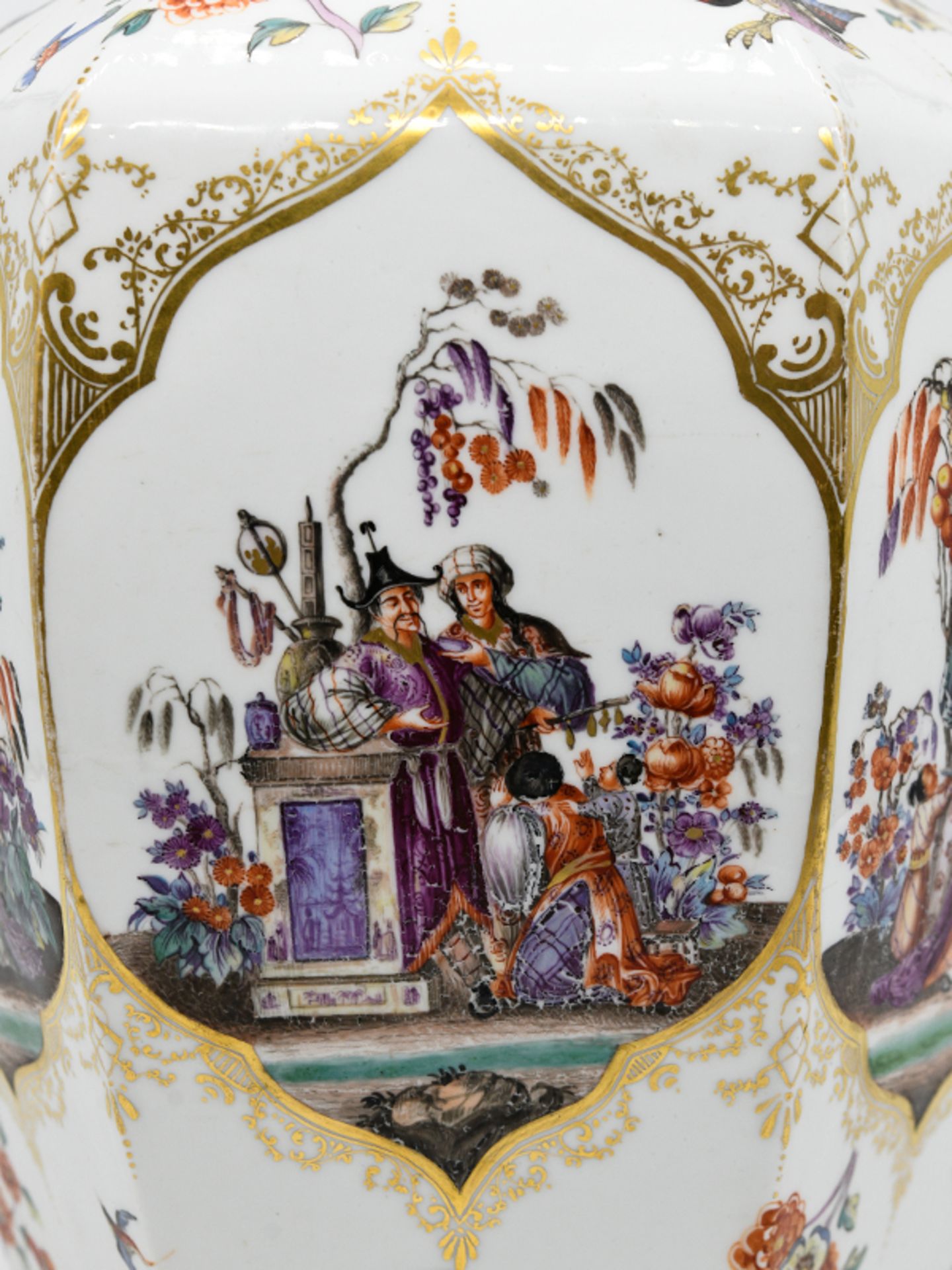 Große Augustus-Rex-Deckelvase mit Höroldt-Chinoiserien; Meissen; um 1730.<br><br>Weißporzellan mit p - Bild 3 aus 15