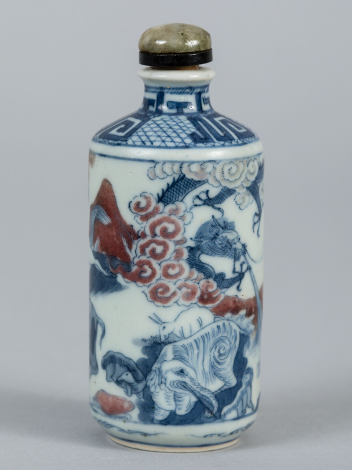 Snuffbottle mit blau-kupferrotem Tier-Dekor; China Mitte 19. Jh.Porzellan mit unter Glasur-